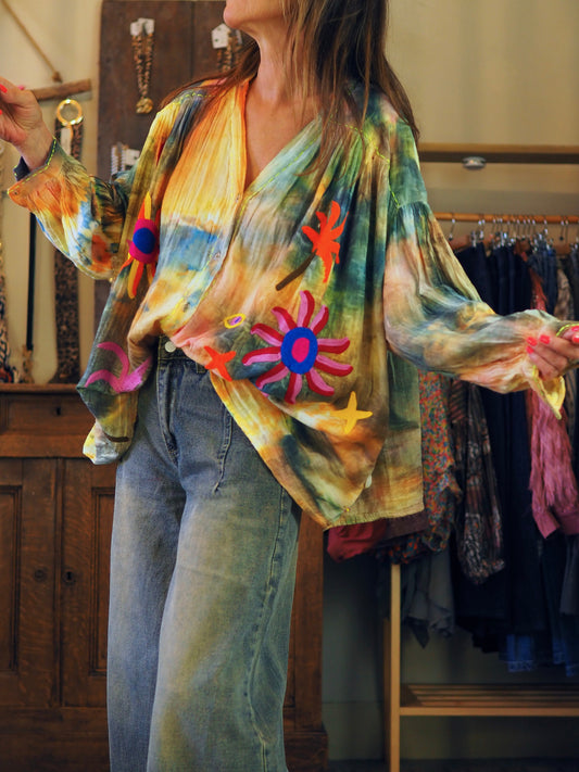 Magnifique blouse tie and dye dans les tons orangés et verts, avec broderies.

100% Coton.
Taille unique convient du 36 au 44.
Tour de poitrine 164cm Longueur dos 70cm.