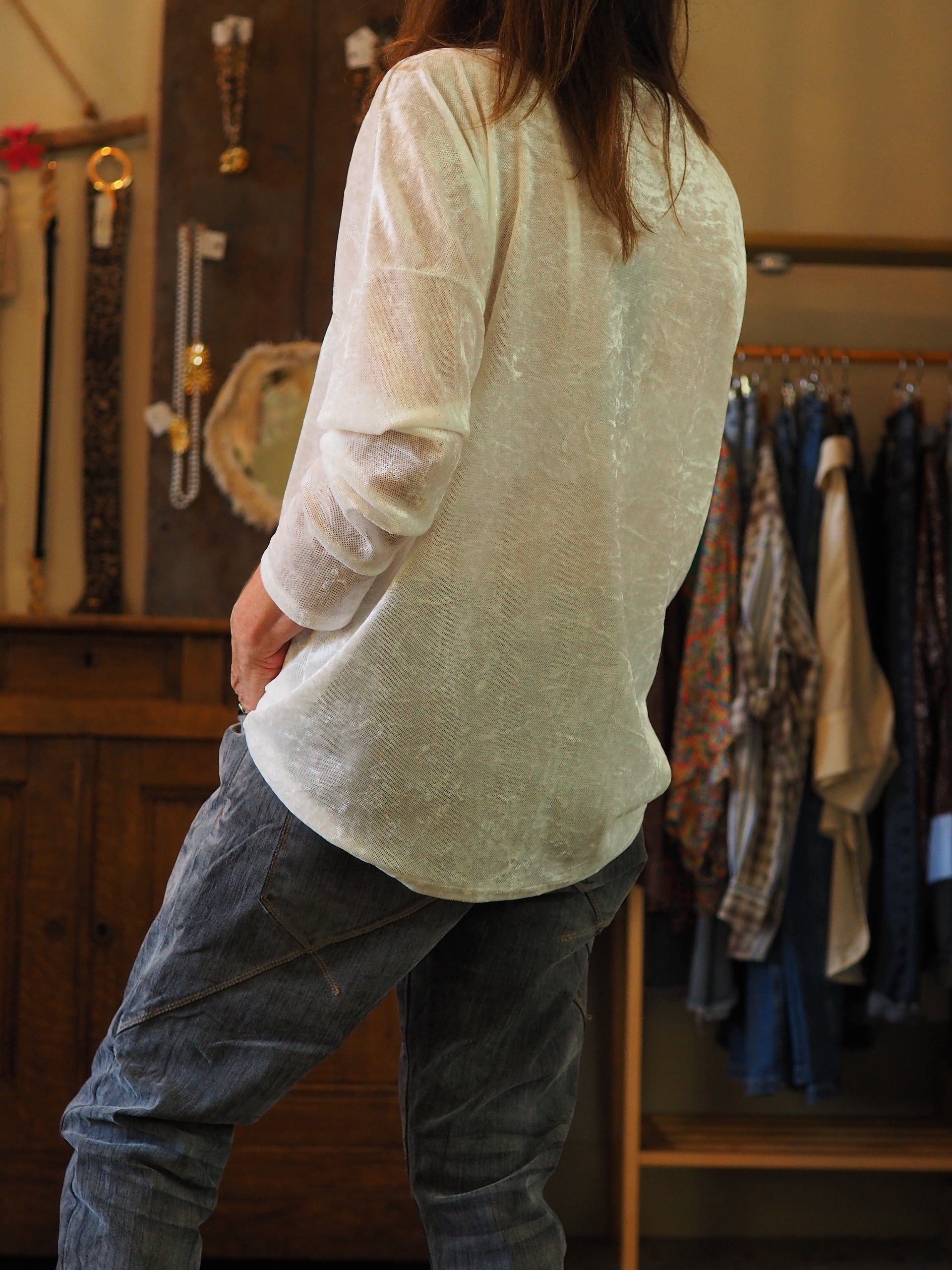 Blouse blanche effet pan de velours. Motifs dorés et strassés.

70% Viscose 25% Nylon 5% Elasthane.
Taille unique convient du 36 au 42.
Tour de poitrine 120cm Longueur dos 70cm.