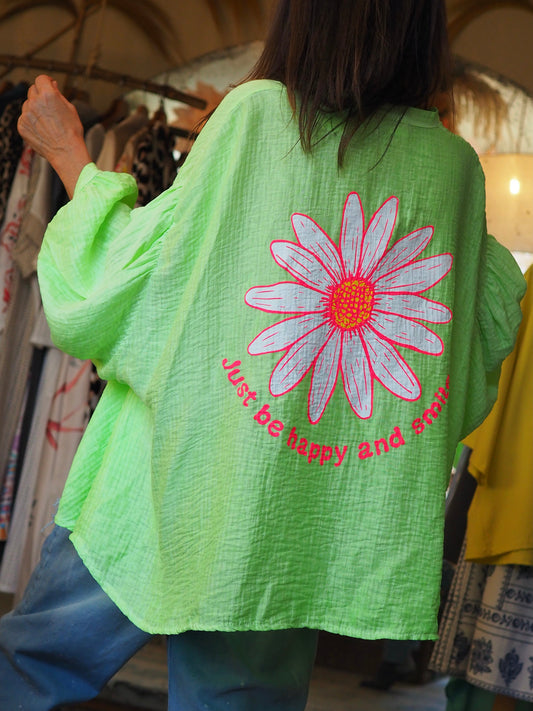 Blouse oversize corail fluo. Impressions roses fluos dans le dos.

85% Tencel 15% Nylon.
Taille unique convient du 36 au 46.
Tour de poitrine 190cm Longueur dos 70cm.