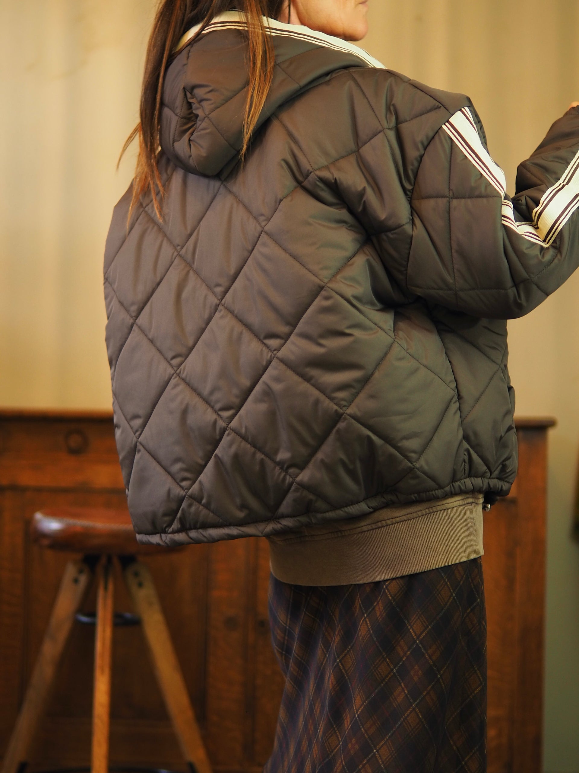 Blouson matelassé marron avec ligne beige. Capuche et 2 poches devant. Fermeture éclair. 

Taille unique convient du 36 au 42.
100% Viscose .
Tour de poitrine 140cm Longueur dos 63cm. 