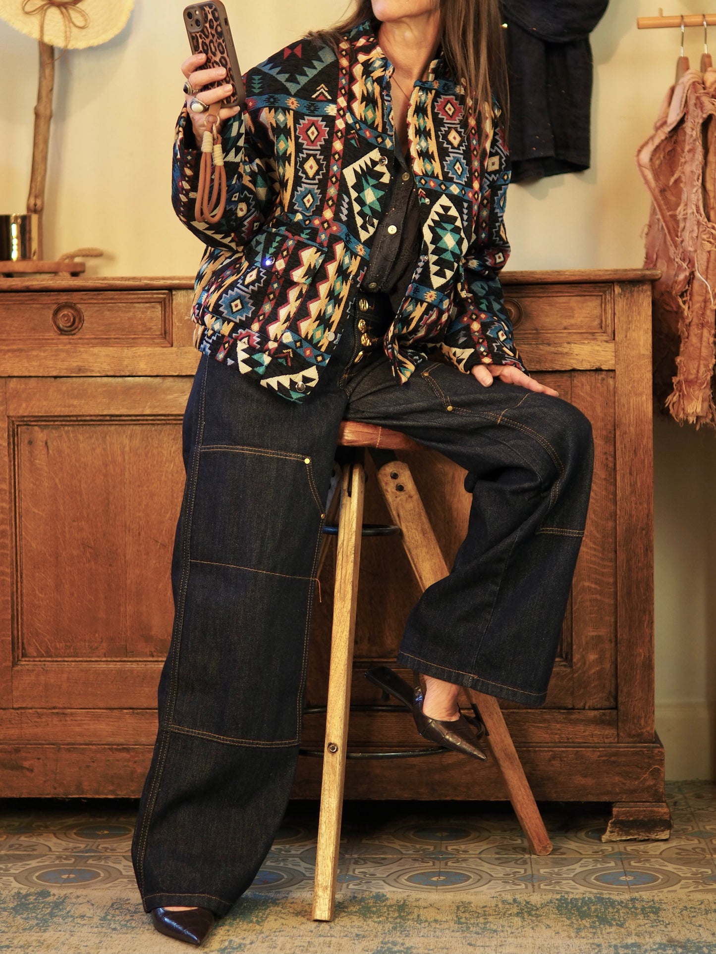 Magnifique blouson avec ses couleurs dans les tons bleus. Elastique à la taille. Doublé.

Taille unique convient du 36 au 42.
95% Coton 5% Polyester.
Largeur dos 65cm Longueur dos 57cm.