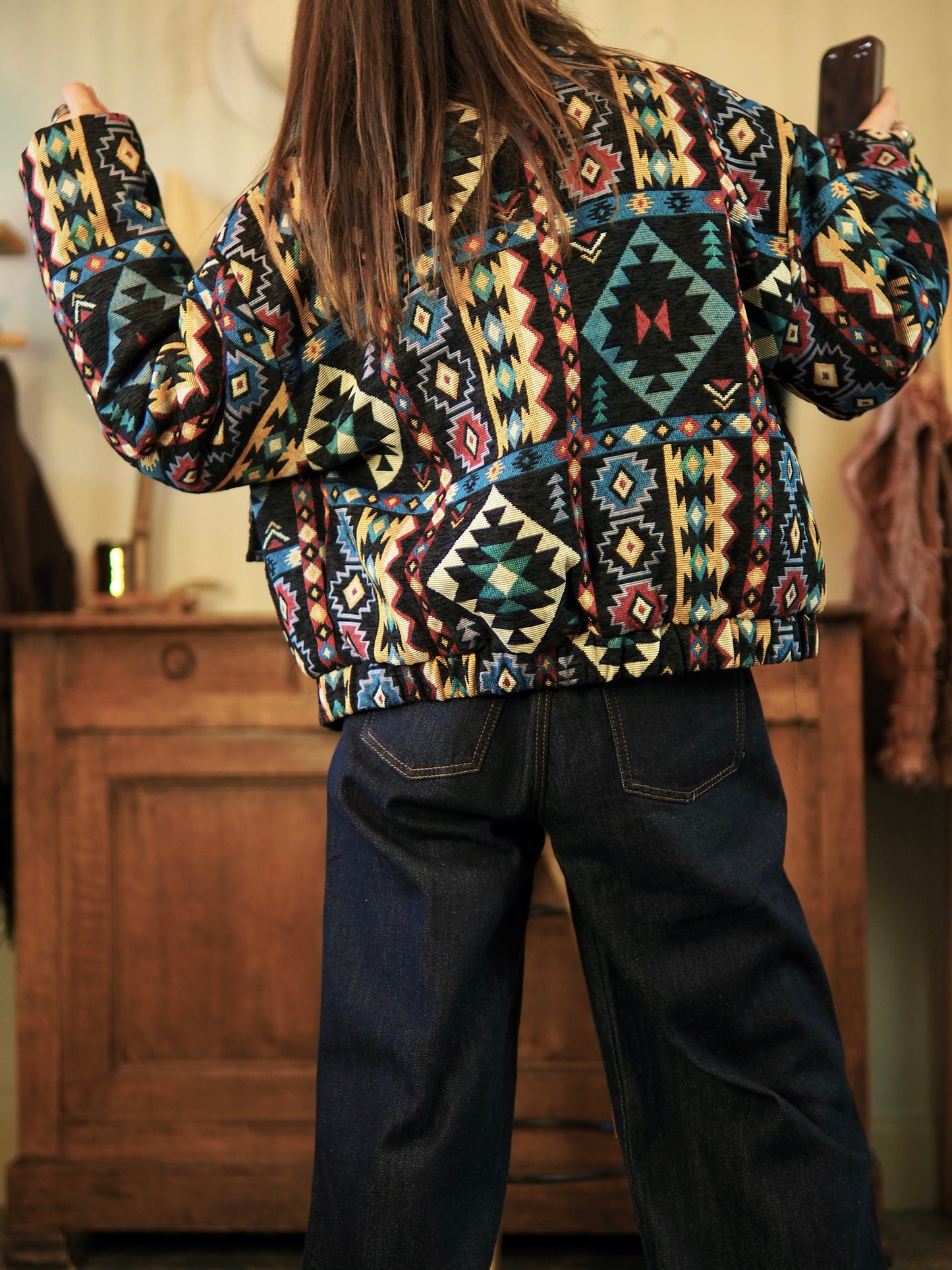 Magnifique blouson avec ses couleurs dans les tons bleus. Elastique à la taille. Doublé.

Taille unique convient du 36 au 42.
95% Coton 5% Polyester.
Largeur dos 65cm Longueur dos 57cm.