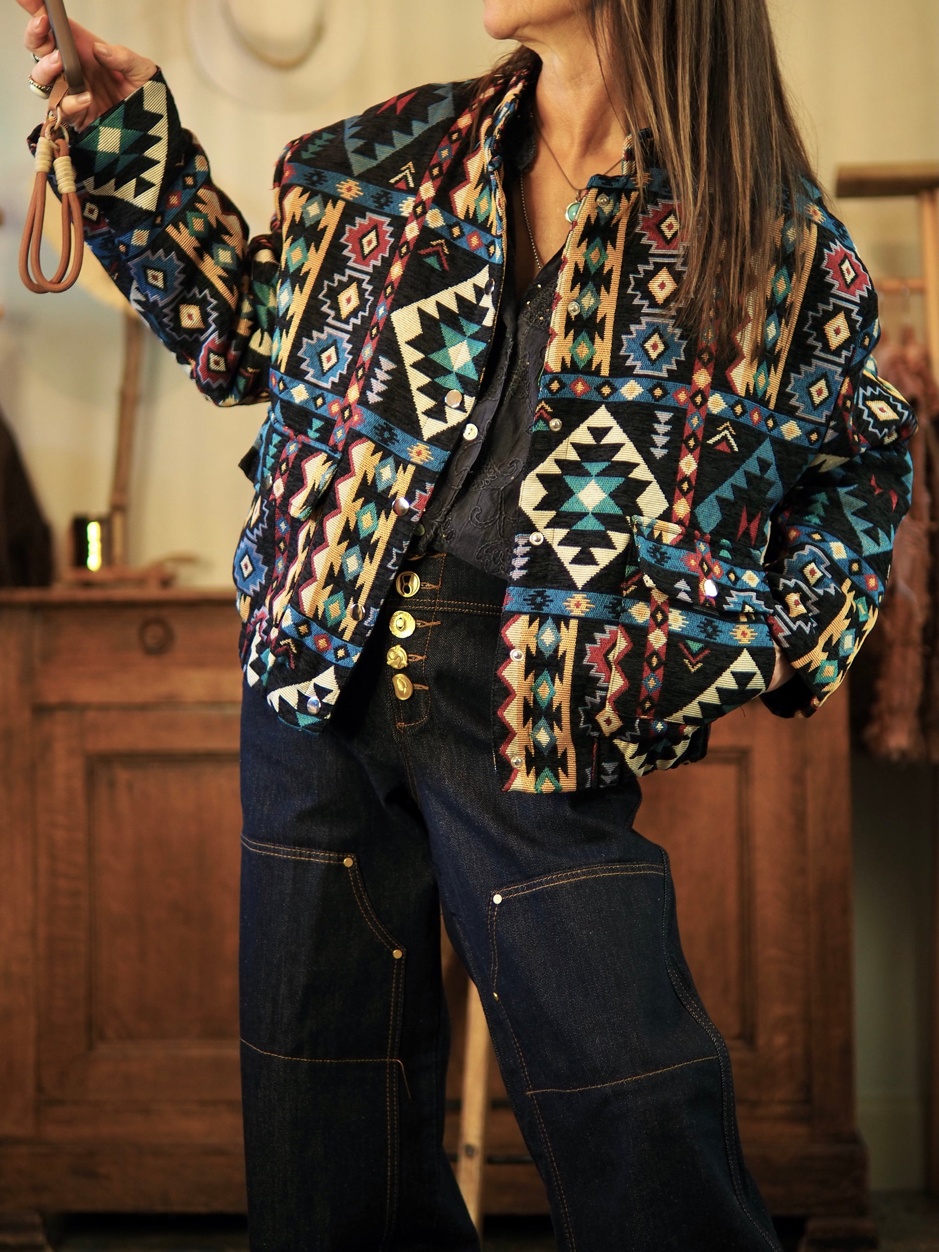 Magnifique blouson avec ses couleurs dans les tons bleus. Elastique à la taille. Doublé.

Taille unique convient du 36 au 42.
95% Coton 5% Polyester.
Largeur dos 65cm Longueur dos 57cm.