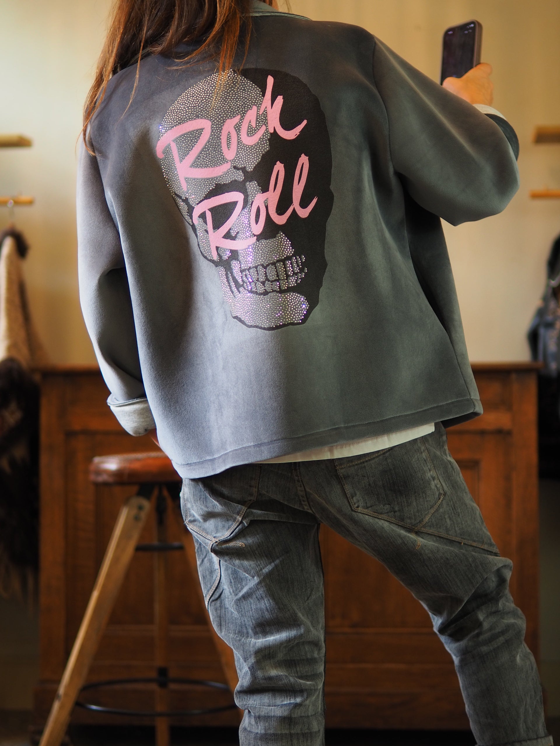 Blouson gris souris. Matière trés douce un peu comme du velours lisse mais bien plus épais. Tête de mort dans le dos en strass.

Taille unique convient du 36 au 42/44.
95% Polyester 5% Elasthane.
Tour de poitrine 132cm Longueur dos 67cm.