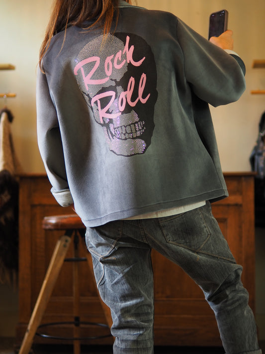 Blouson gris souris. Matière trés douce un peu comme du velours lisse mais bien plus épais. Tête de mort dans le dos en strass.

Taille unique convient du 36 au 42/44.
95% Polyester 5% Elasthane.
Tour de poitrine 132cm Longueur dos 67cm.