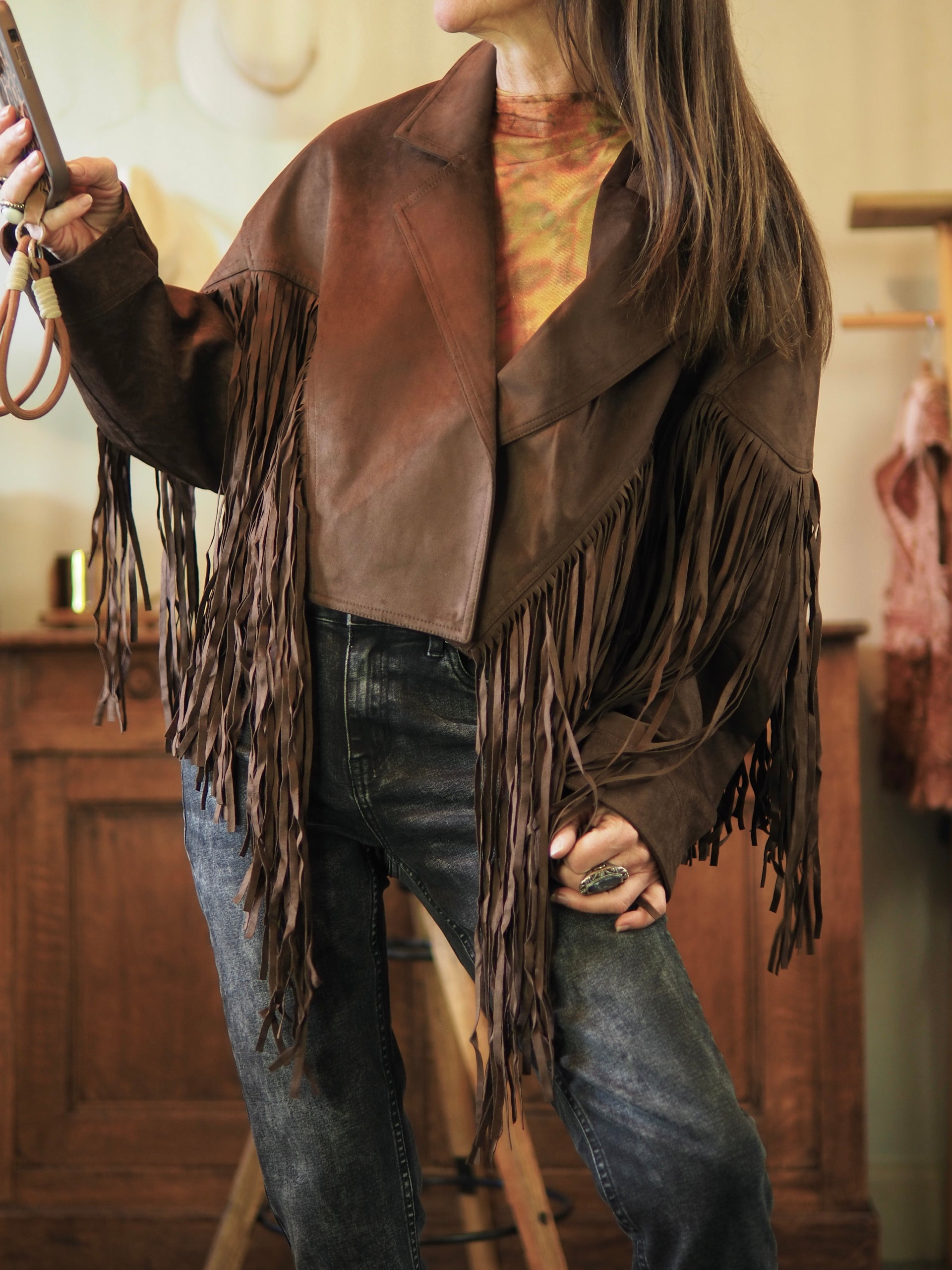 Magnifique blouson en suédine marron. Doublé.

Taille unique convient du 36 au 42.
90% Polyester 5% Elastanne.
Largeur dos 60cm Longueur dos 50cm.