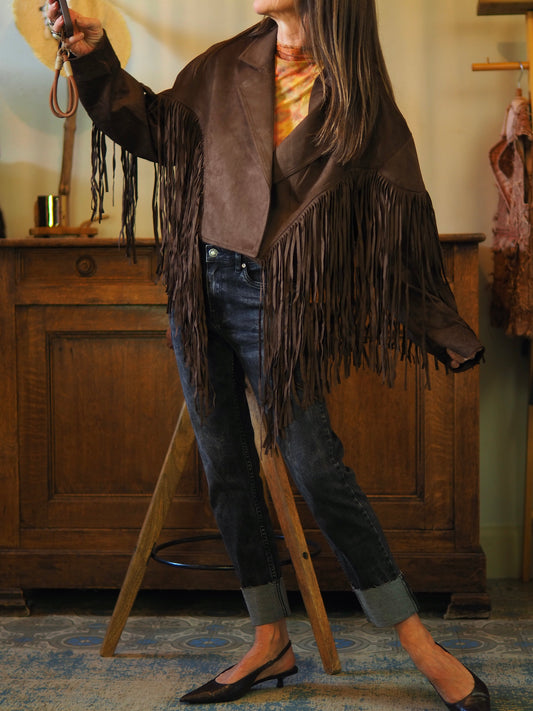 Magnifique blouson en suédine marron. Doublé.

Taille unique convient du 36 au 42.
90% Polyester 5% Elastanne.
Largeur dos 60cm Longueur dos 50cm.