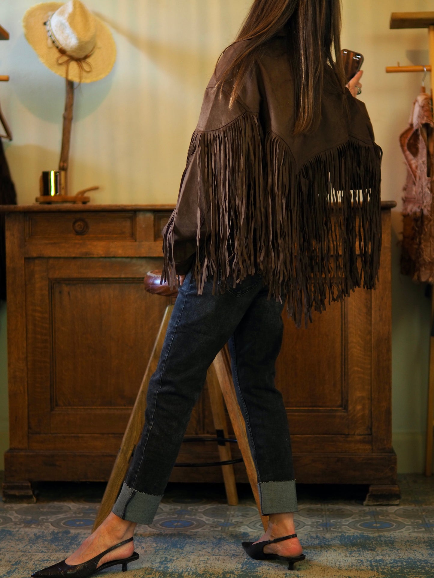 Magnifique blouson en suédine marron. Doublé.

Taille unique convient du 36 au 42.
90% Polyester 5% Elastanne.
Largeur dos 60cm Longueur dos 50cm.