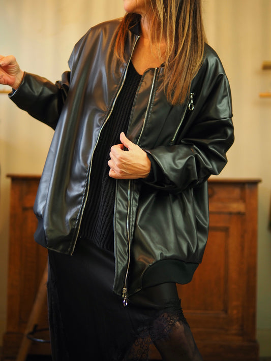 Blouson en simili noir doublure léopard. Magnifique ..

Taille unique convient du 36 au 42/44.
55% Polyester 45% Polyurethane.
Tour de poitrine 140cm Longueur dos 74cm. 