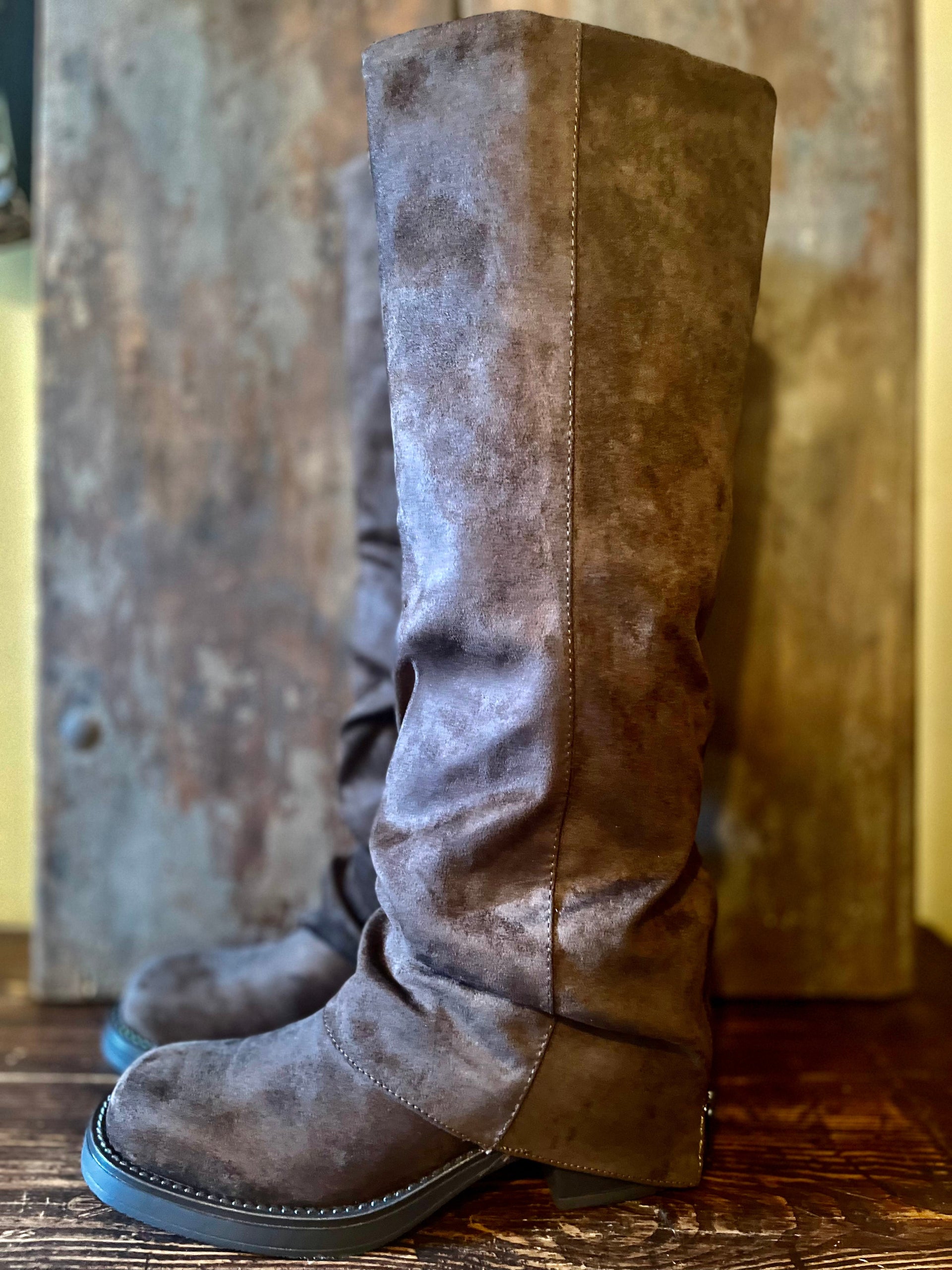 Bottes imitation daim marron. 

Hauteur talon : 4cm.
Diamétre mollet : 40cm.
Hauteur botte(talon compris) : 50cm.