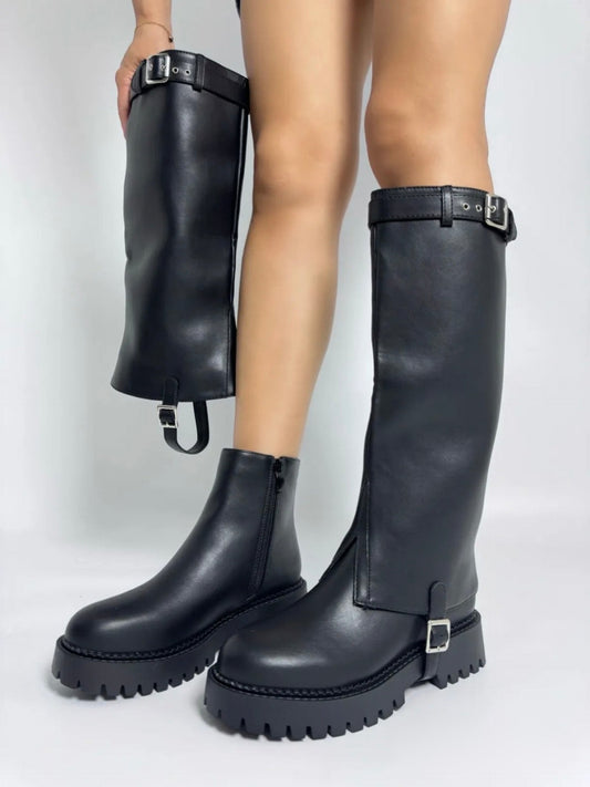  Bottes faux cuir noir. Avec guêtres amovibles.

Taille normal.
Hauteur talons environ 4cm.