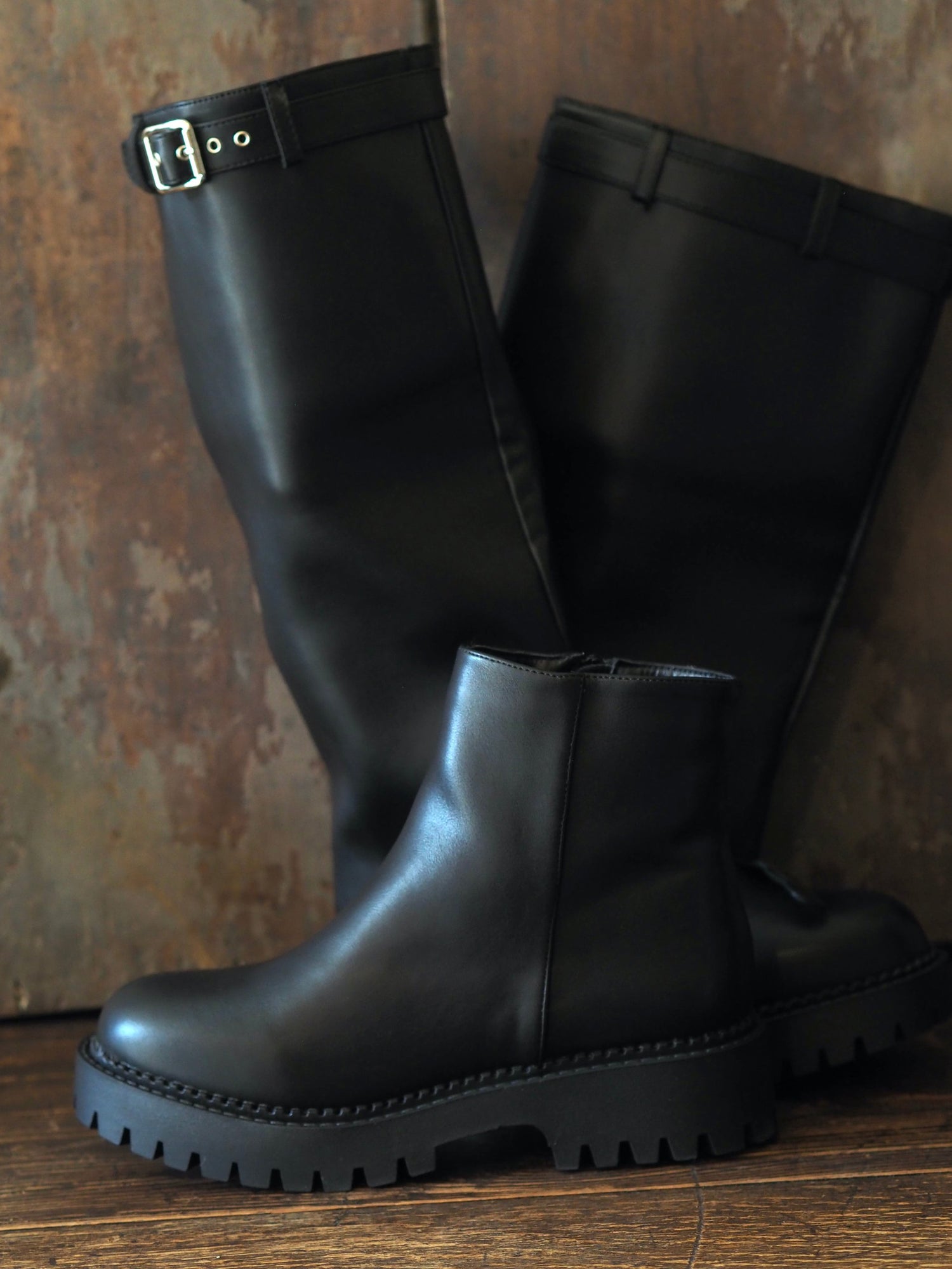  Bottes faux cuir noir. Avec guêtres amovibles.

Taille normal.
Hauteur talons environ 4cm.