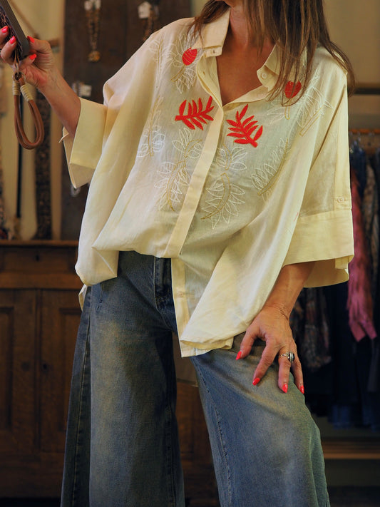 Chemise écru avec broderies rouges, blanches et doré. Manches courtes.

100% Coton.
Taille unique convient du 36 au 46.
Tour de poitrine 166cm Longueur dos 83cm.