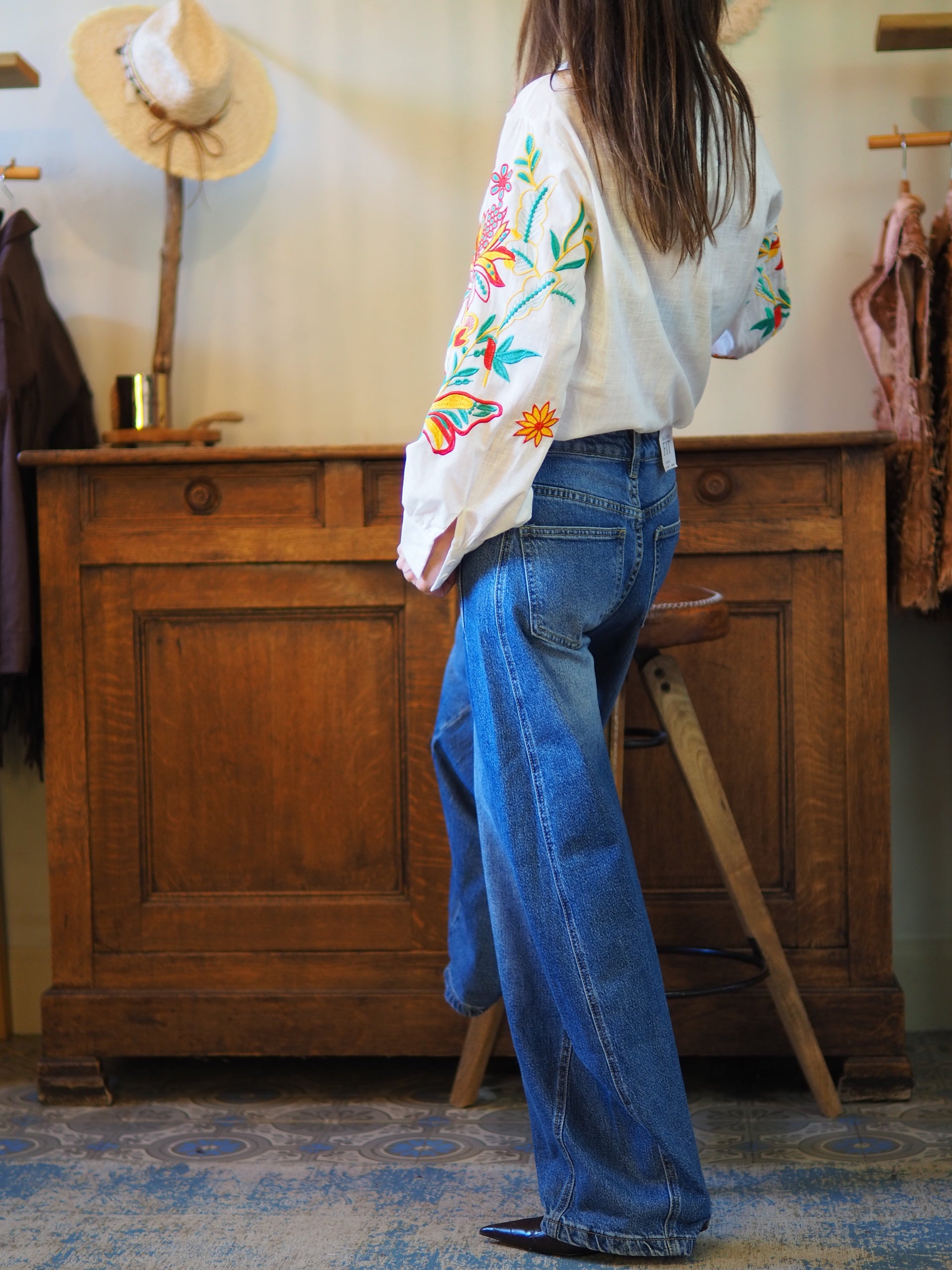 Chemise blanche avec magnifiques broderies.

Taille S, M et L.
100% Polyester.
Tour de poitrine : S-100cm M-104cm L-106cm.