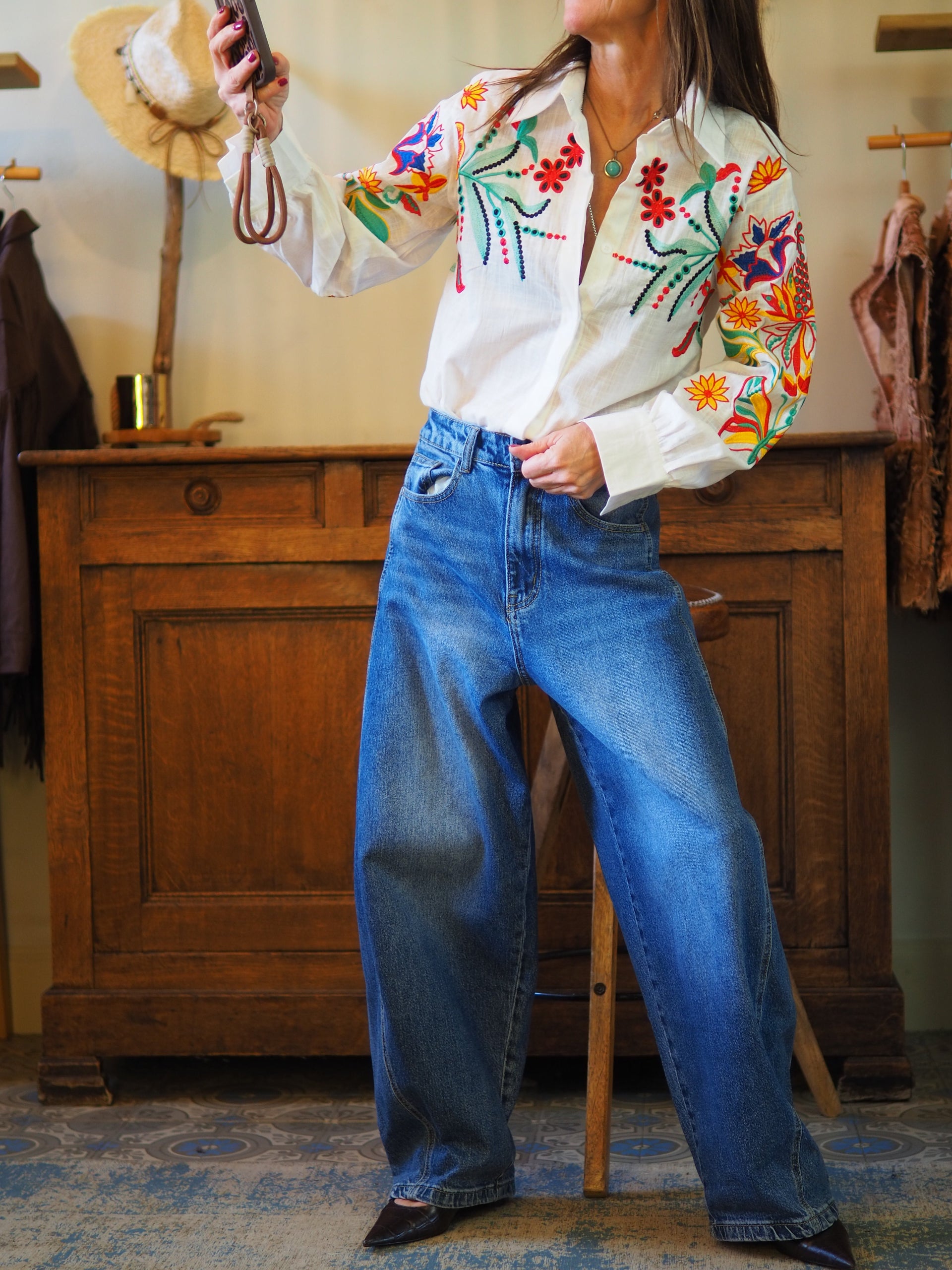 Chemise blanche avec magnifiques broderies.

Taille S, M et L.
100% Polyester.
Tour de poitrine : S-100cm M-104cm L-106cm.