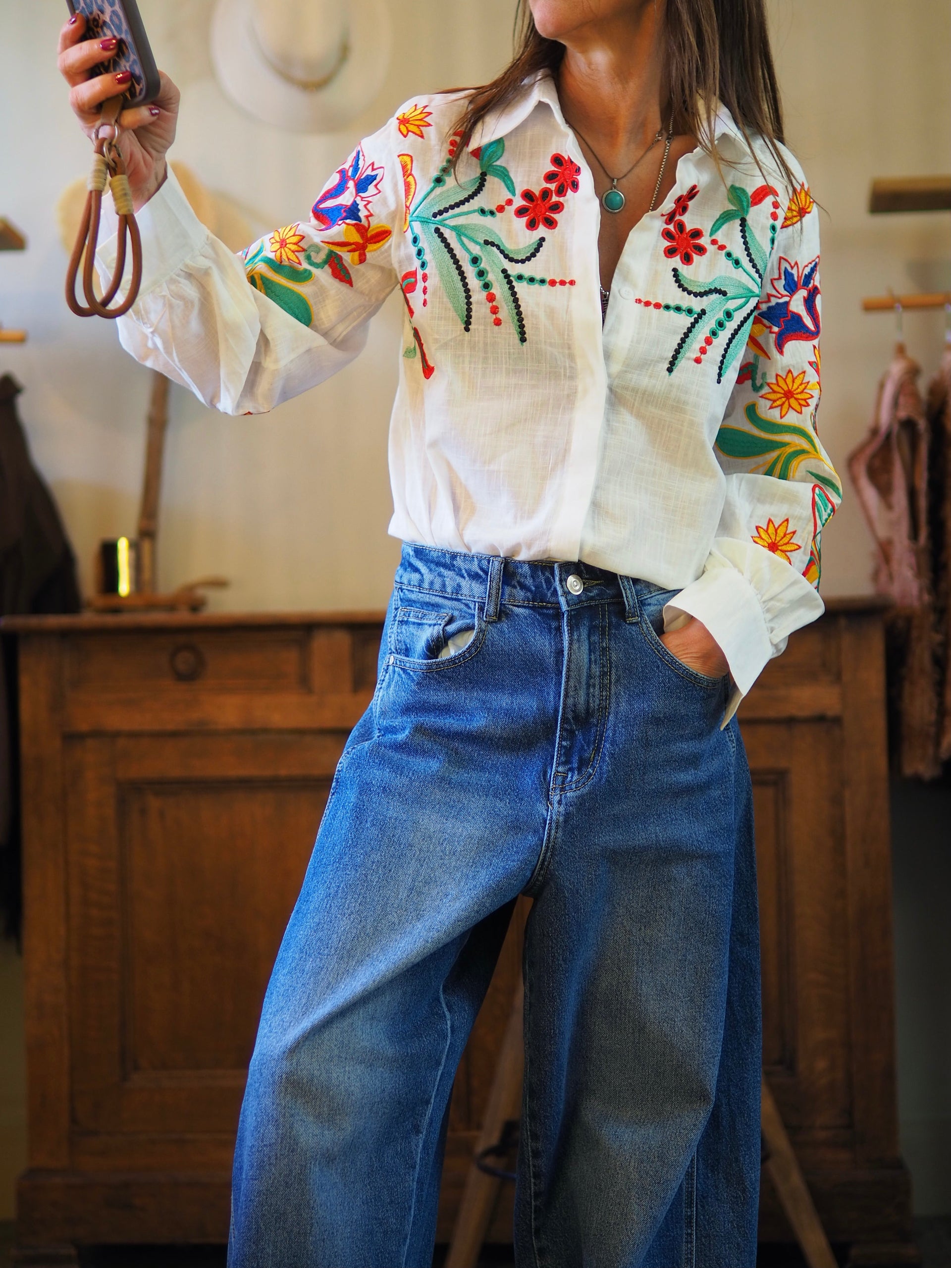 Chemise blanche avec magnifiques broderies.

Taille S, M et L.
100% Polyester.
Tour de poitrine : S-100cm M-104cm L-106cm.