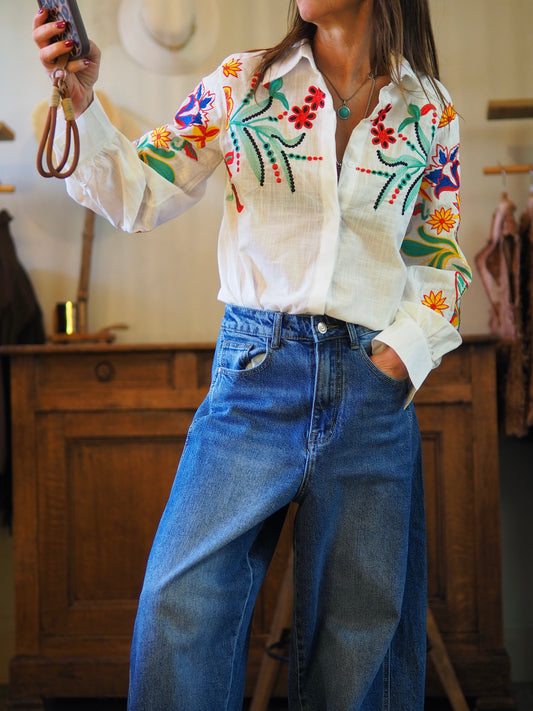 Chemise blanche avec magnifiques broderies.

Taille S, M et L.
100% Polyester.
Tour de poitrine : S-100cm M-104cm L-106cm.