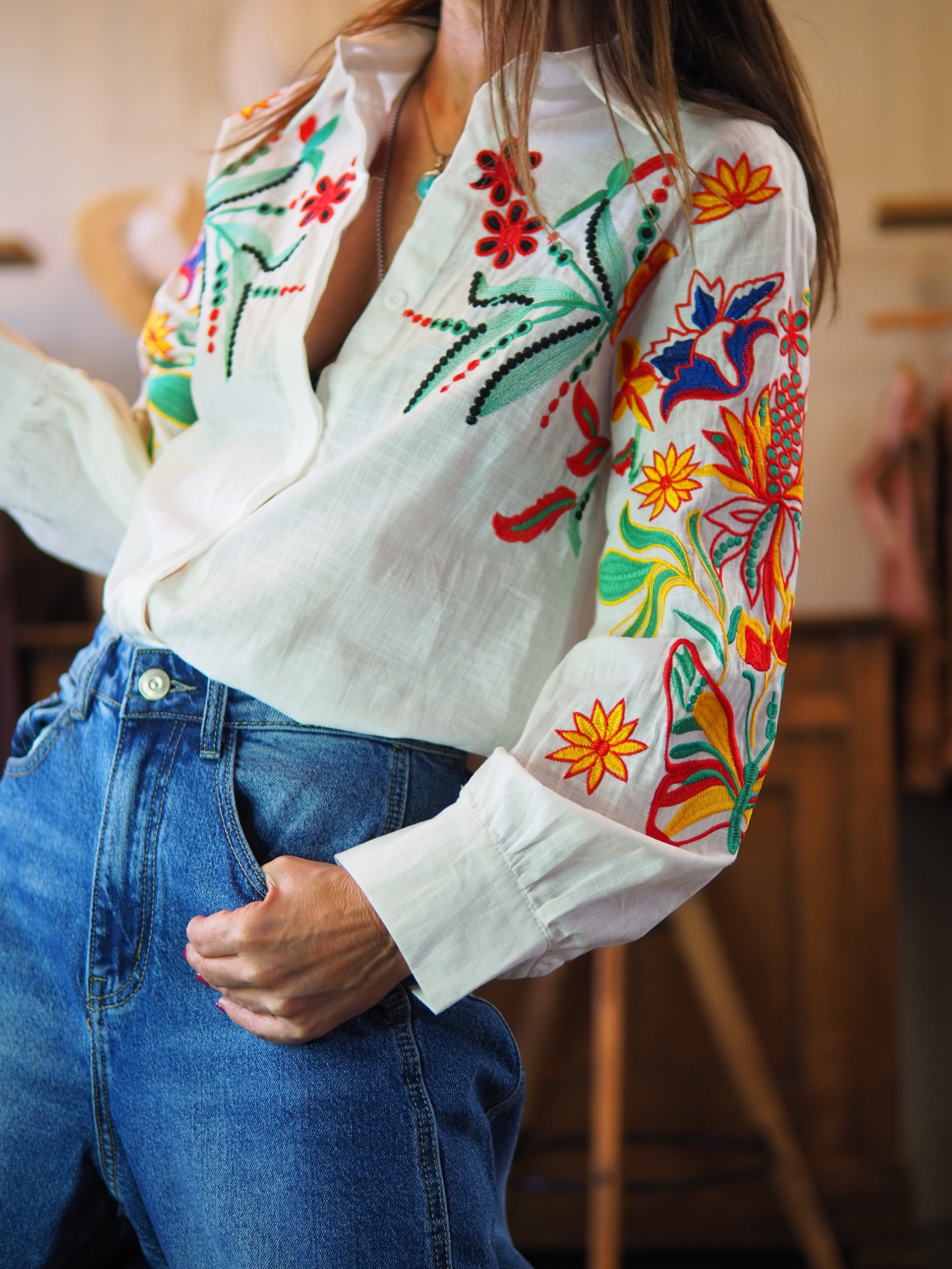 Chemise blanche avec magnifiques broderies.

Taille S, M et L.
100% Polyester.
Tour de poitrine : S-100cm M-104cm L-106cm.