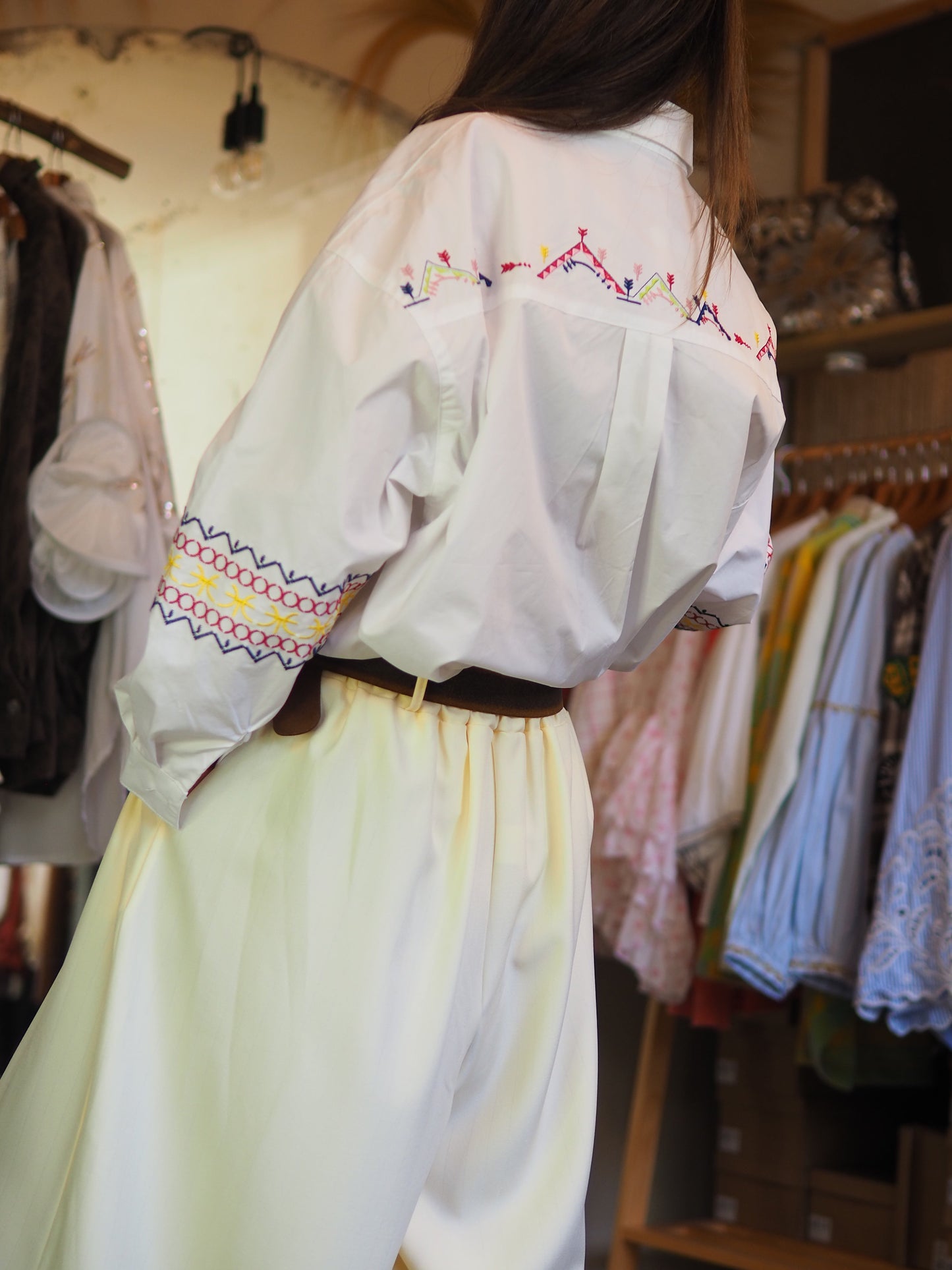 Chemise blanche à coupe classique, sublimée par des broderies colorées. Élégante et originale, parfaite pour un look chic avec une touche bohème.

Taille unique du 36 au 40/42.
98% Coton 2% Polyester.
Tour de poitrine 116cm Longueur dos 74cm.