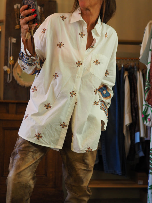 Chemise blanche avec broderies. Une pépite..

100% Coton.
Taille unique convient du 36 au 42/44.
Tour de poitrine 134cm Longueur dos 79cm.