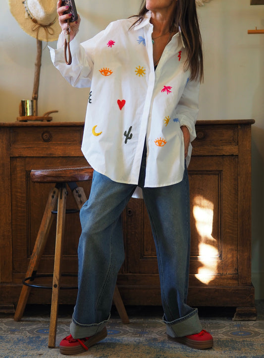 Chemise blanche avec broderies.

Taille unique du 36 au 46.
100% Coton.
Tour de poitrine 144cm Longueur dos 82cm.