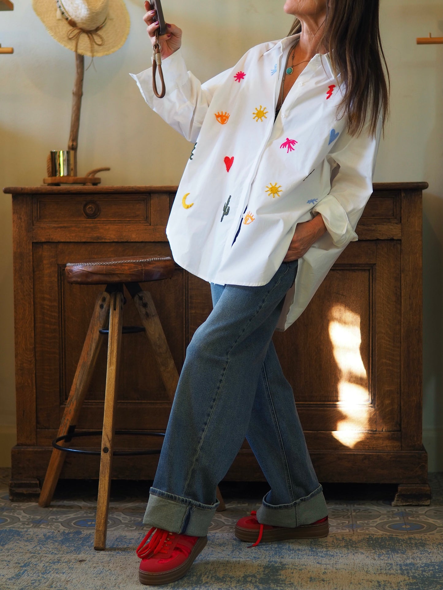 Chemise blanche avec broderies.

Taille unique du 36 au 46.
100% Coton.
Tour de poitrine 144cm Longueur dos 82cm.