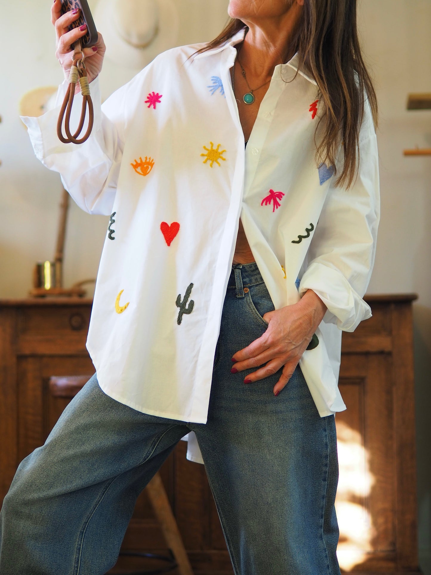 Chemise blanche avec broderies.

Taille unique du 36 au 46.
100% Coton.
Tour de poitrine 144cm Longueur dos 82cm.