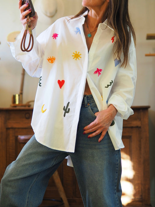 Chemise blanche avec broderies.

Taille unique du 36 au 46.
100% Coton.
Tour de poitrine 144cm Longueur dos 82cm.