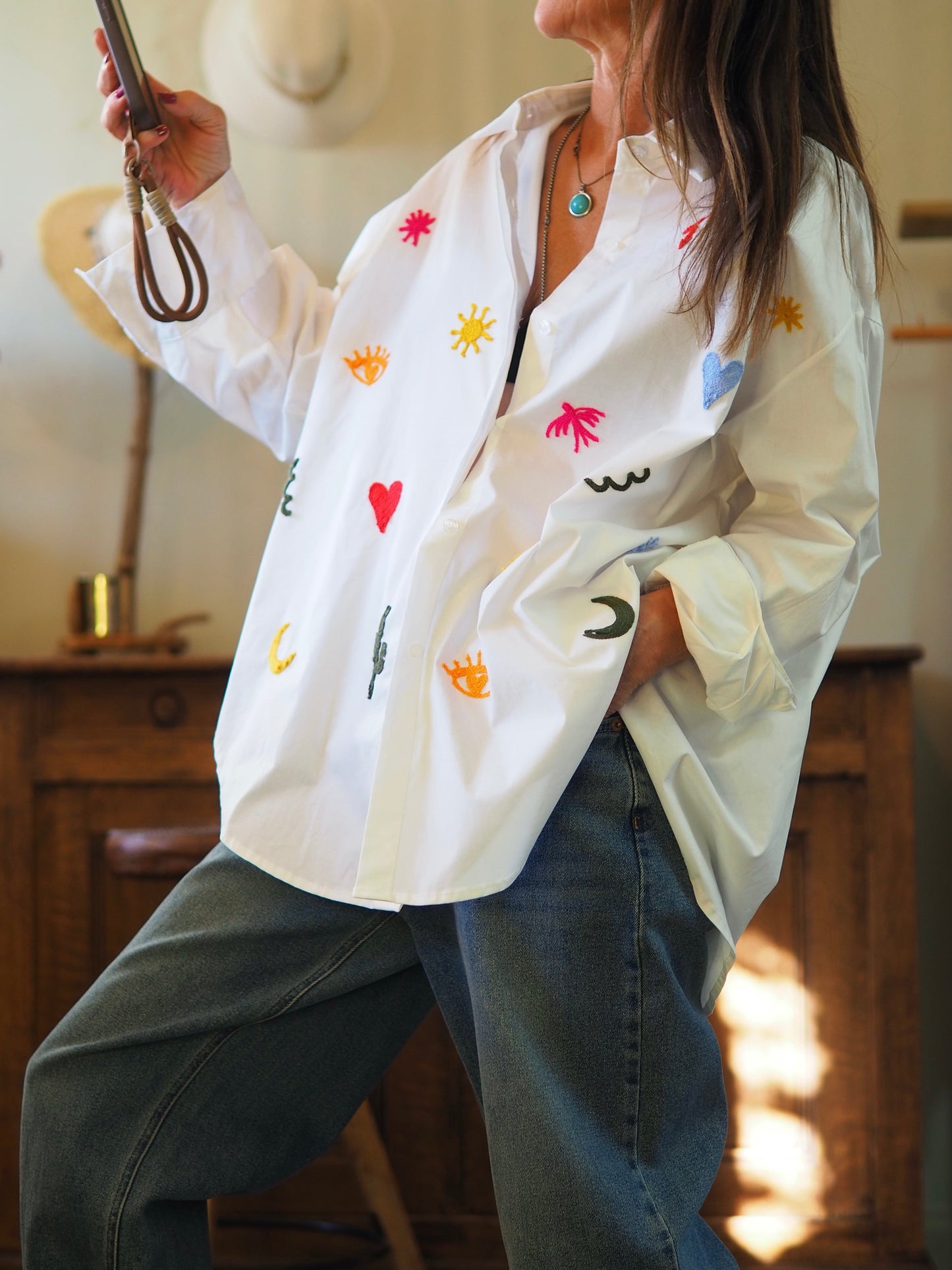 Chemise blanche avec broderies.

Taille unique du 36 au 46.
100% Coton.
Tour de poitrine 144cm Longueur dos 82cm.