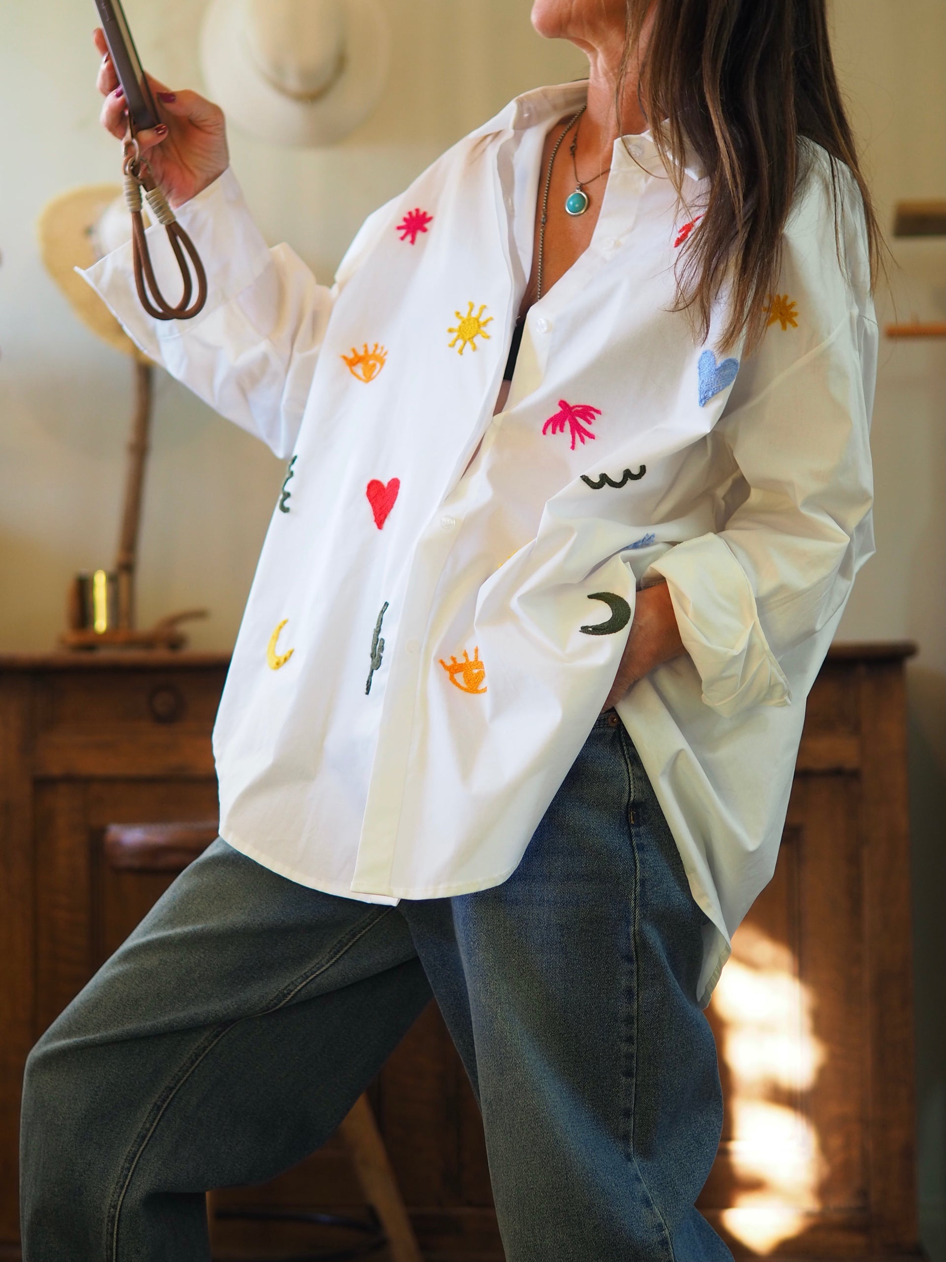 Chemise blanche avec broderies.

Taille unique du 36 au 46.
100% Coton.
Tour de poitrine 144cm Longueur dos 82cm.