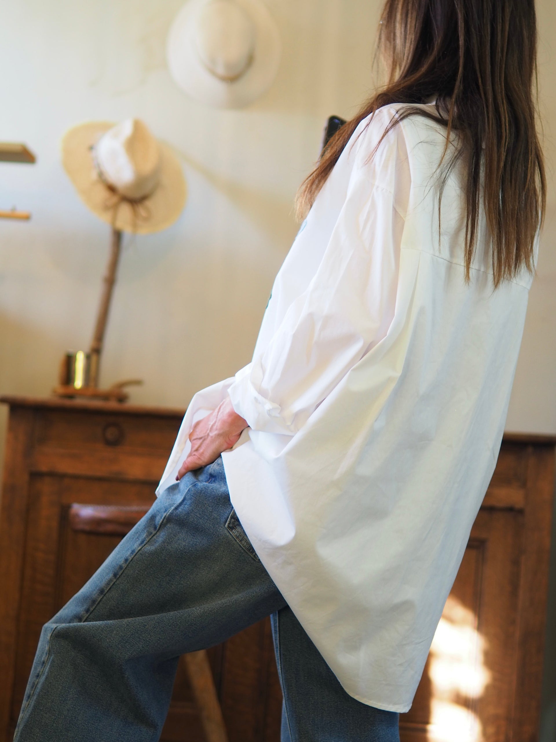 Chemise blanche avec broderies.

Taille unique du 36 au 46.
100% Coton.
Tour de poitrine 144cm Longueur dos 82cm.