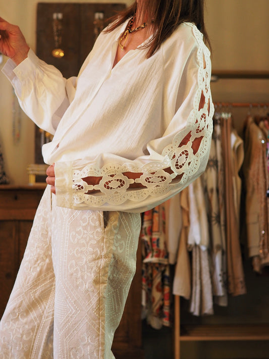 Une pépite de chemise blanche avec son détail dentelle sur les manches.

92% Viscose 8% Soie.
Taille unique convient du 36 au 40/42.
 Tour de poitrine 126cm Longueur dos 69cm.