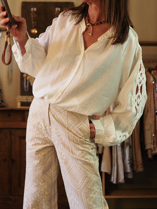 Une pépite de chemise blanche avec son détail dentelle sur les manches.

92% Viscose 8% Soie.
Taille unique convient du 36 au 40/42.
 Tour de poitrine 126cm Longueur dos 69cm.