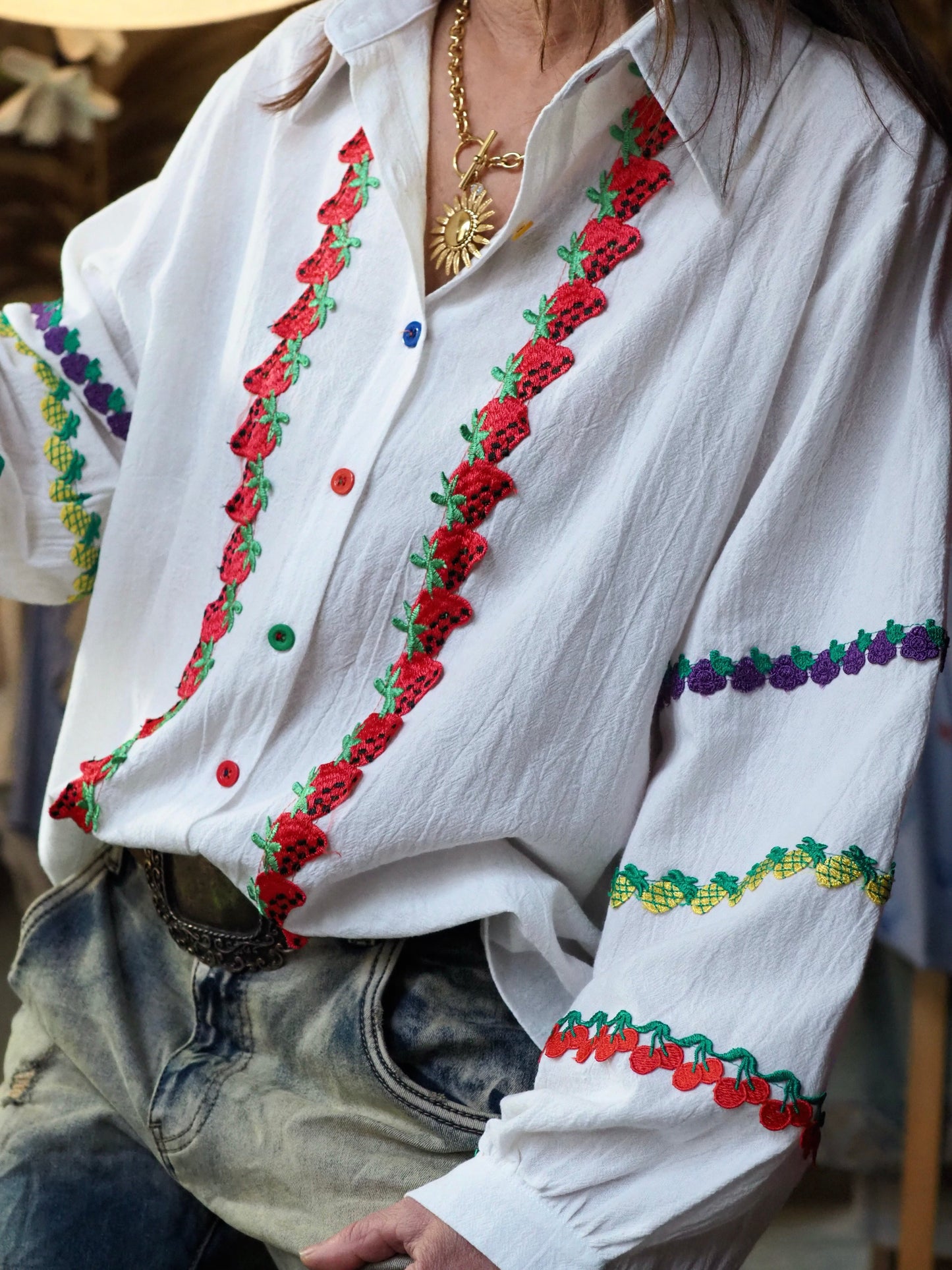 Chemise en coton froissé écru avec liserets fruits. Une pépite..

100% Coton.
Taille unique convient du 34 au 44. 
Tour de poitrine 128cm Longueur dos 63cm.