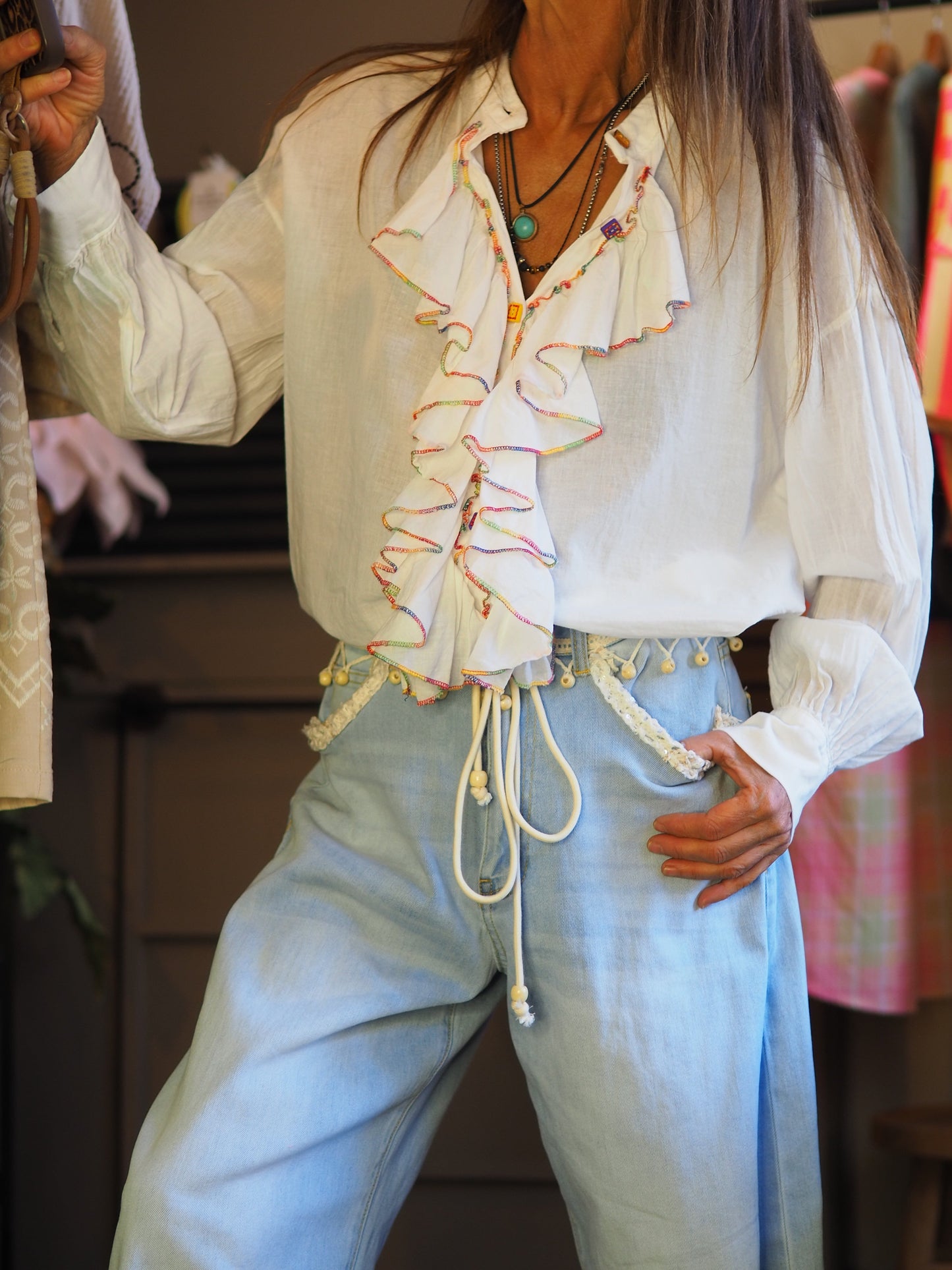 Taille unique convient du 36 au 42.

Mesures : Tour de poitrine 120cm Longeur dos 63cm.
Composition : 100% Coton.
Cathy mesure 1m66 fait un 36 et porte une taille unique.


Blouse blanche avec volants bordés de couleurs.