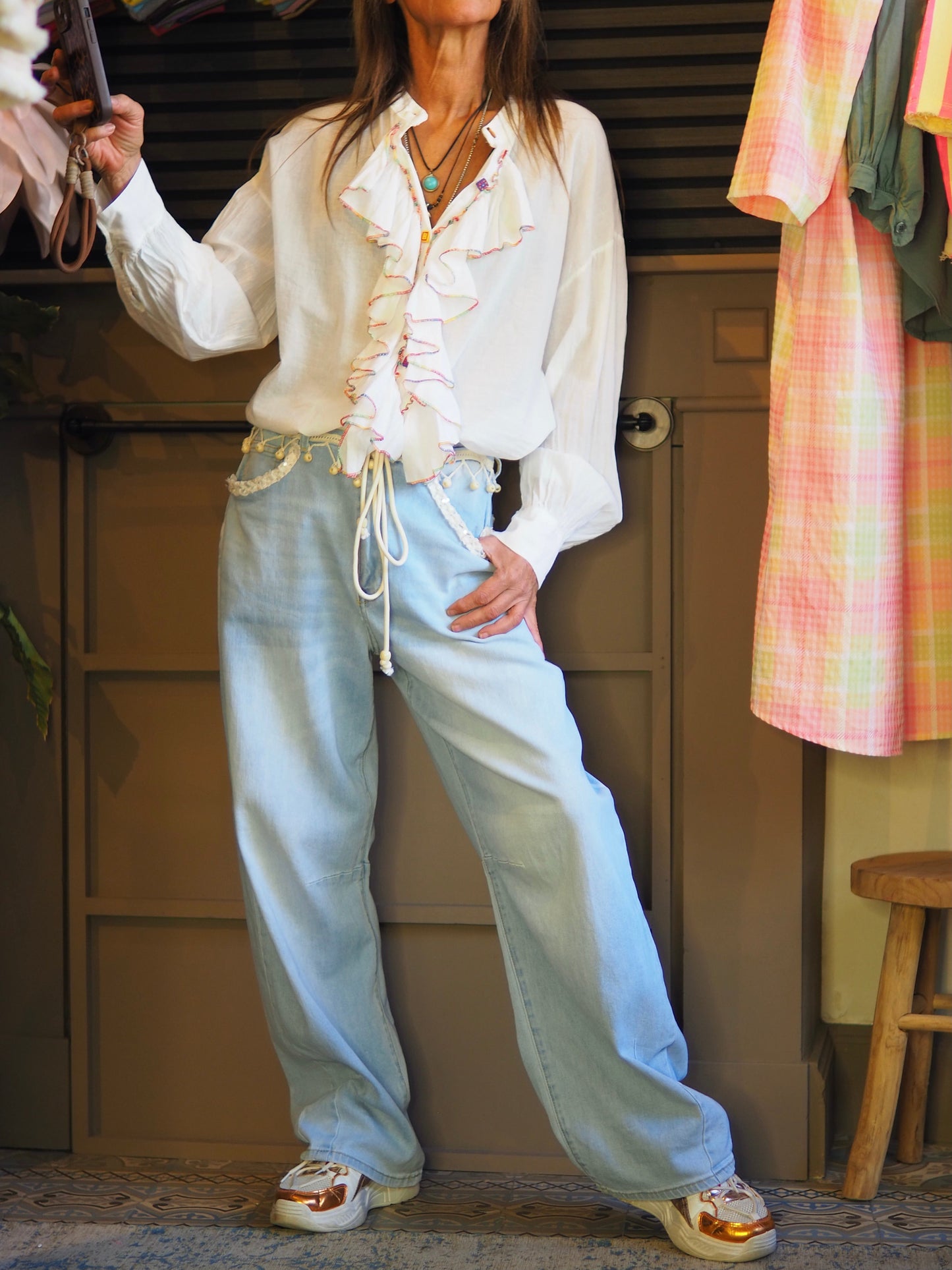 Taille unique convient du 36 au 42.

Mesures : Tour de poitrine 120cm Longeur dos 63cm.
Composition : 100% Coton.
Cathy mesure 1m66 fait un 36 et porte une taille unique.


Blouse blanche avec volants bordés de couleurs.
