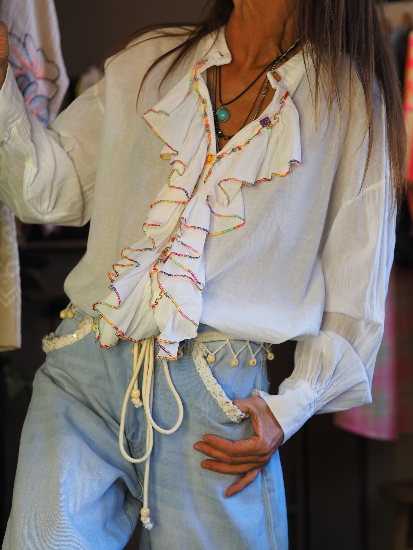 Taille unique convient du 36 au 42.

Mesures : Tour de poitrine 120cm Longeur dos 63cm.
Composition : 100% Coton.
Cathy mesure 1m66 fait un 36 et porte une taille unique.


Blouse blanche avec volants bordés de couleurs.
