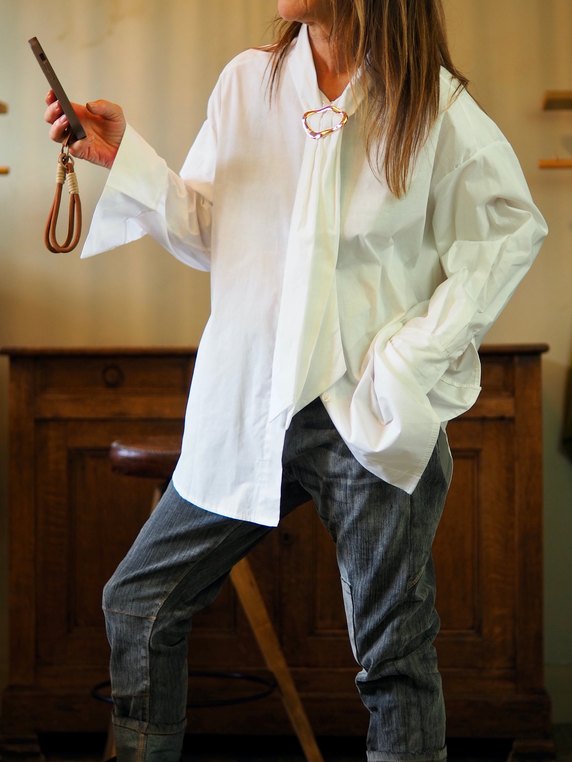 Chemise blanche avec col cravate retunue par un rond metal doré.

Taille unique convient du 36 au 44/46.
100% Coton.
Tour de poitrine 148cm Longueur dos 84cm. 
