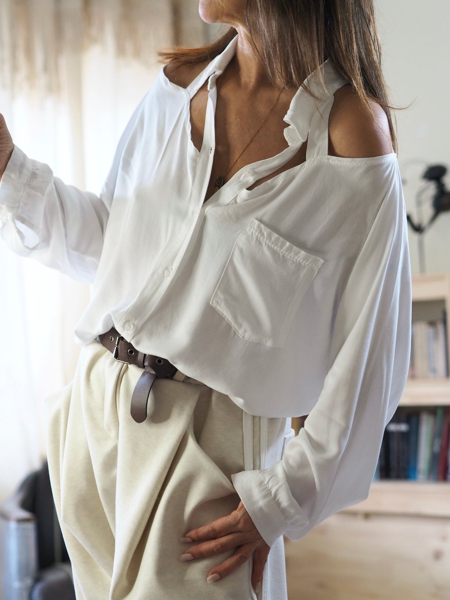 Chemise blanche en viscose. Découpe au niveau des épaules.

100% Viscose.
Taille unique convient du 36 au 42.
Tour de poitrine 104cm Longueur dos 73cm.