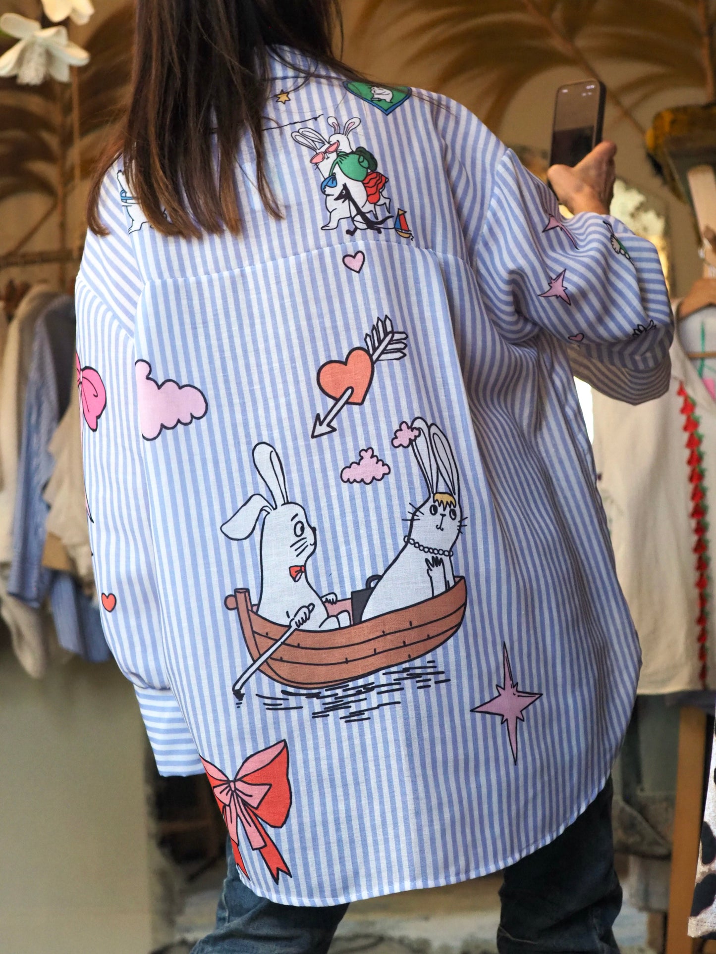 Chemise lignée parme et blanc avec motifs lapins. Légèrement plus longue à l'arrière. Une pépite..

90% Polyester 10% Coton.
Taille unique convient du 36 au 46/48. 
Tour de poitrine 146cm Longueur dos 85cm.