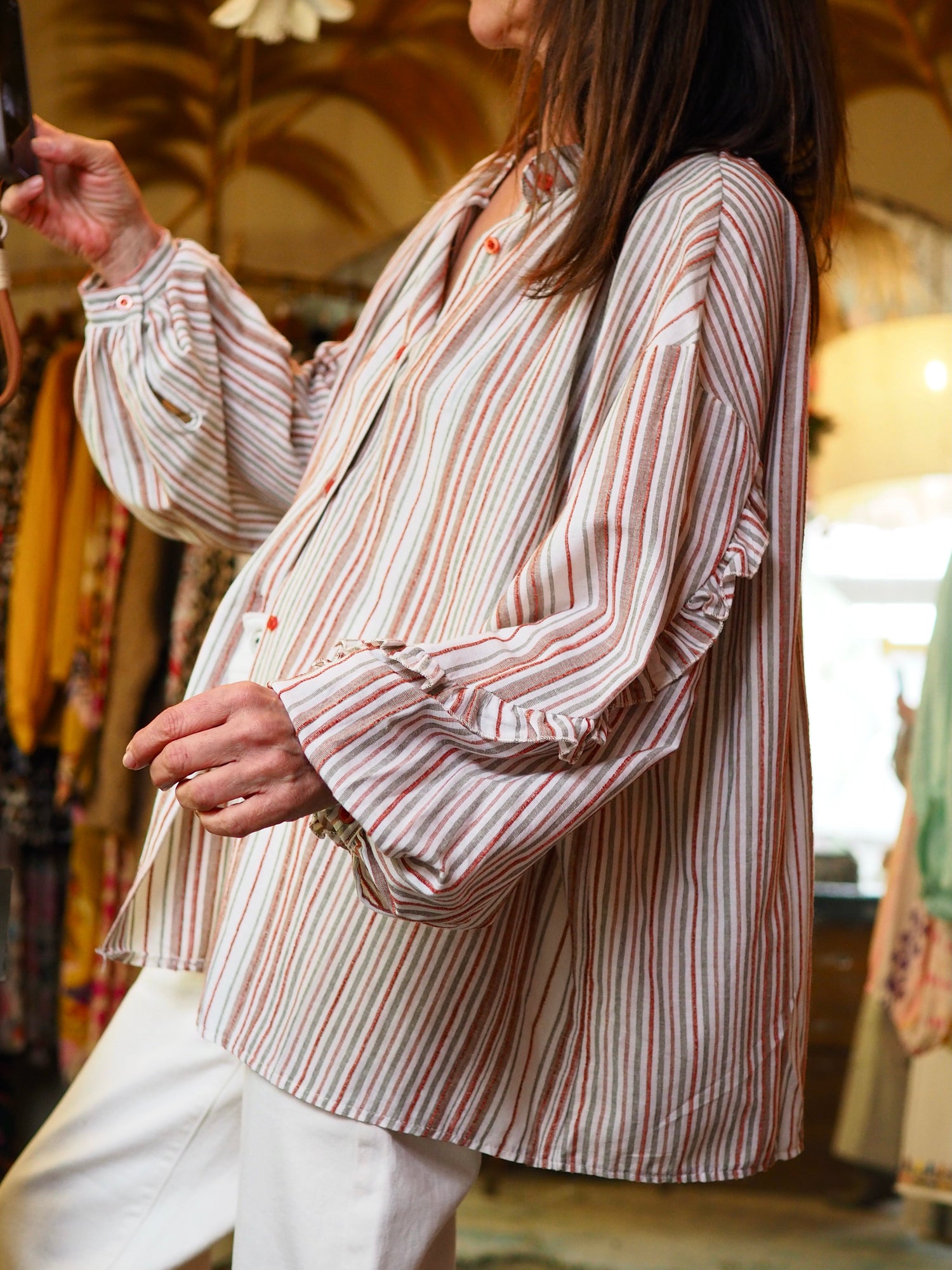 Chemise lignée kaki, brique et beige. Détail volant sur les manches.

53% Coton 40% Viscose 7% Acrylic.
Taille unique convient du 36 au 44/46.
Tour de poitrine 150cm Longueur dos 70cm.