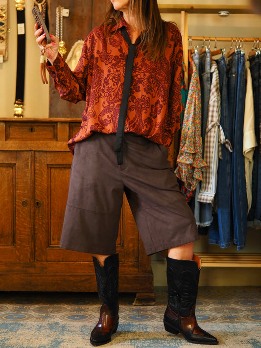 Bermuda suédine marron( belle imitation daim souple). Taille grand.

Taille : S/36 M/38 et L/40.
92% Polyester 8% Elashane.