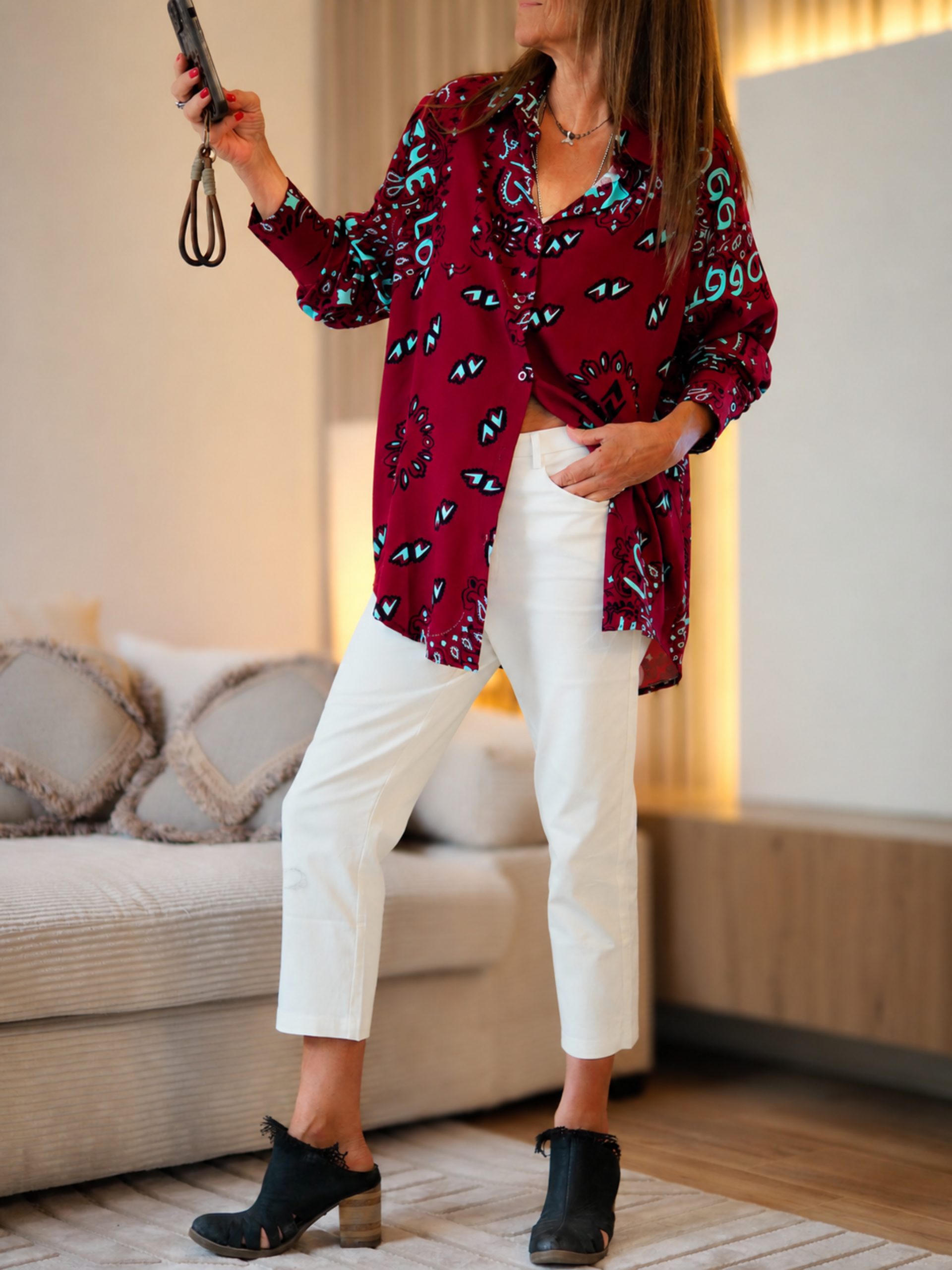 Taille S/M(36/42) et M/L(38/44)

Mesures : S/M : Tour de poitrine 126cm Longueur dos 78cm. M : Tour de poitrine 130cm Longueur dos 80cm.
Composition : 100% Viscose.
Cathy mesure 1m66 fait un 36 et porte une taille S/M.


Blouse fluide bordeaux à motifs bleus.