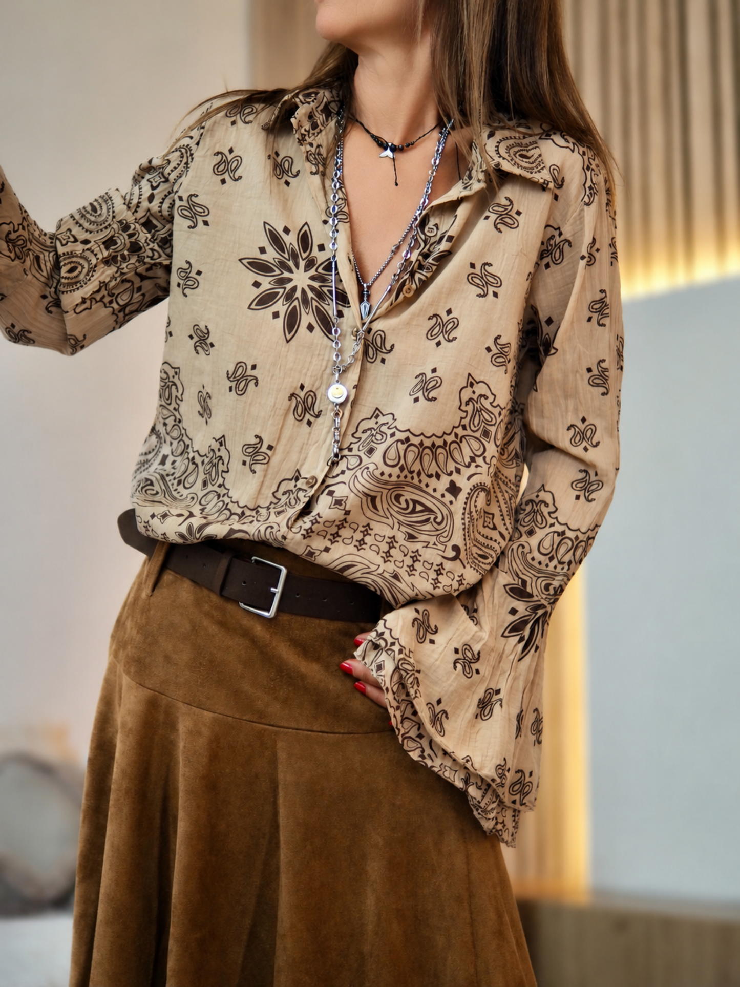 Taille unique convient du 36 au 40

Mesures : Tour de poitrine 110cm Longueur dos 65cm.
Composition : 100% Coton.
Cathy mesure 1m66 fait un 36 et porte une taille unique.


Chemise camel. Manches volants.