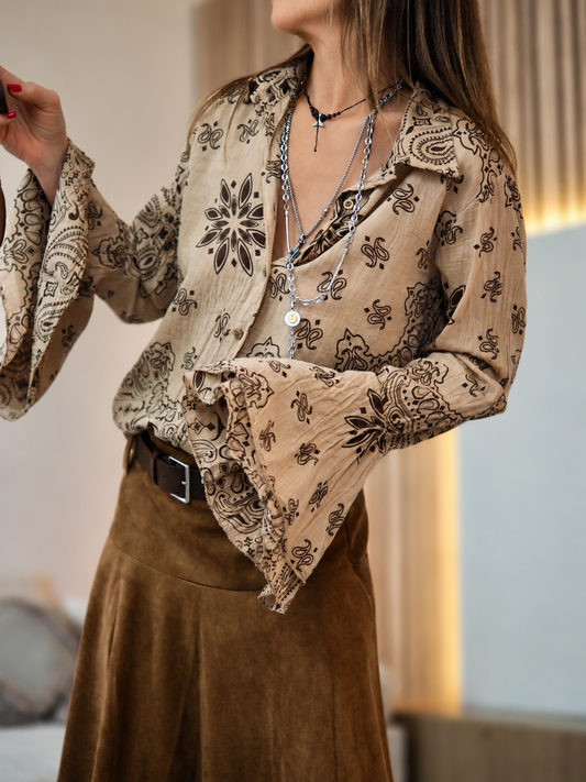 Taille unique convient du 36 au 40

Mesures : Tour de poitrine 110cm Longueur dos 65cm.
Composition : 100% Coton.
Cathy mesure 1m66 fait un 36 et porte une taille unique.


Chemise camel. Manches volants.