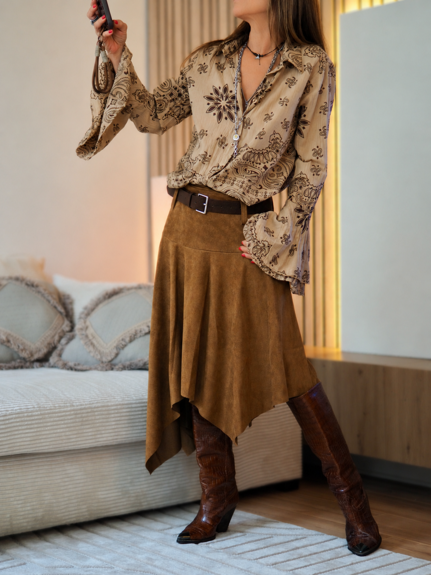 Taille unique convient du 36 au 40

Mesures : Tour de poitrine 110cm Longueur dos 65cm.
Composition : 100% Coton.
Cathy mesure 1m66 fait un 36 et porte une taille unique.


Chemise camel. Manches volants.