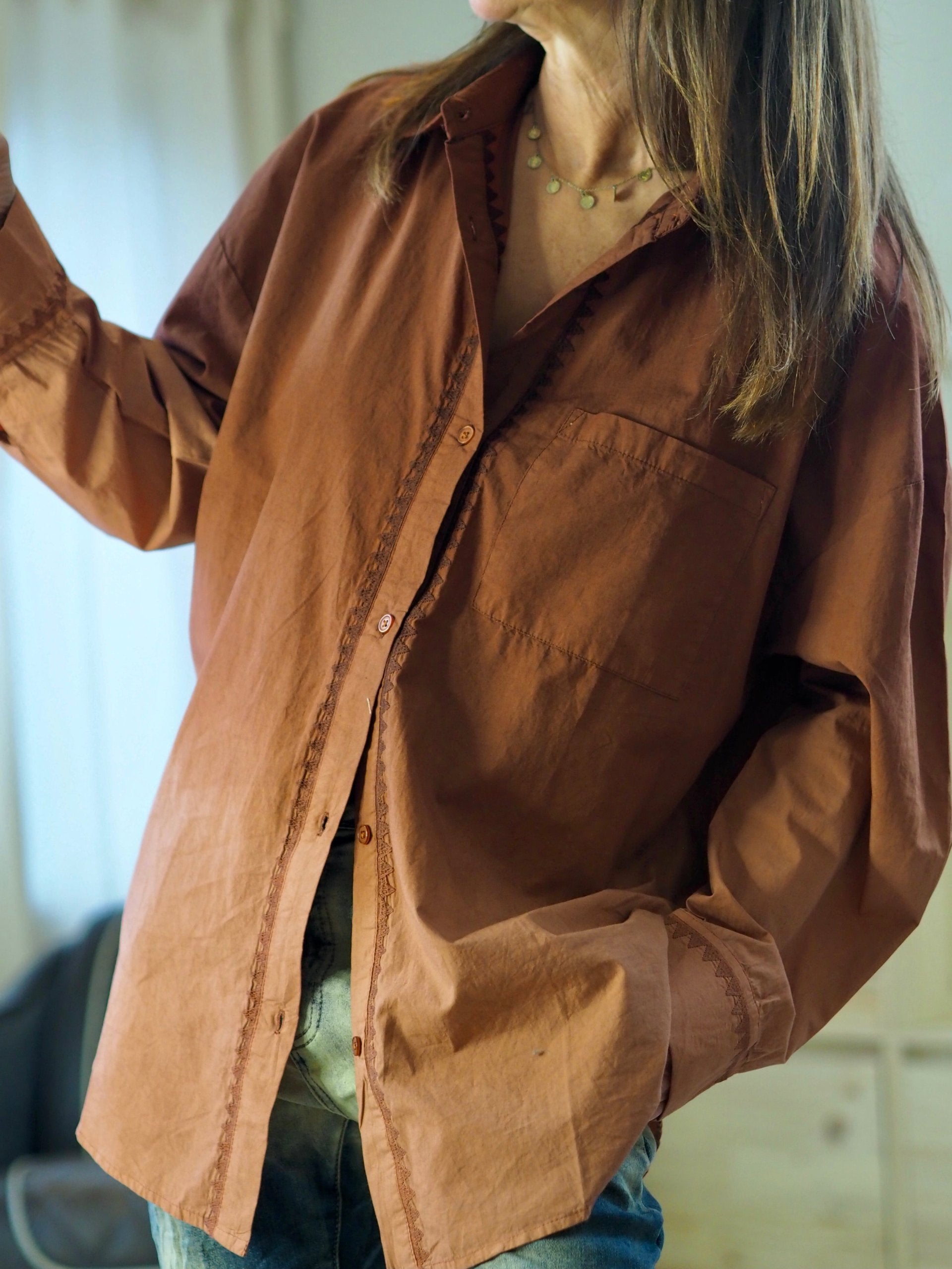 Chemise couleur rouille avec un effet délavé dans le bas et sur les manches. Avec broderies. Popeline de coton.

100% Coton.
Taille S/M du 36 au 40 et M/L du 40 au 44.
Tour de poitrine S/M : 126cm Tour de poitrine M/L : 132cm