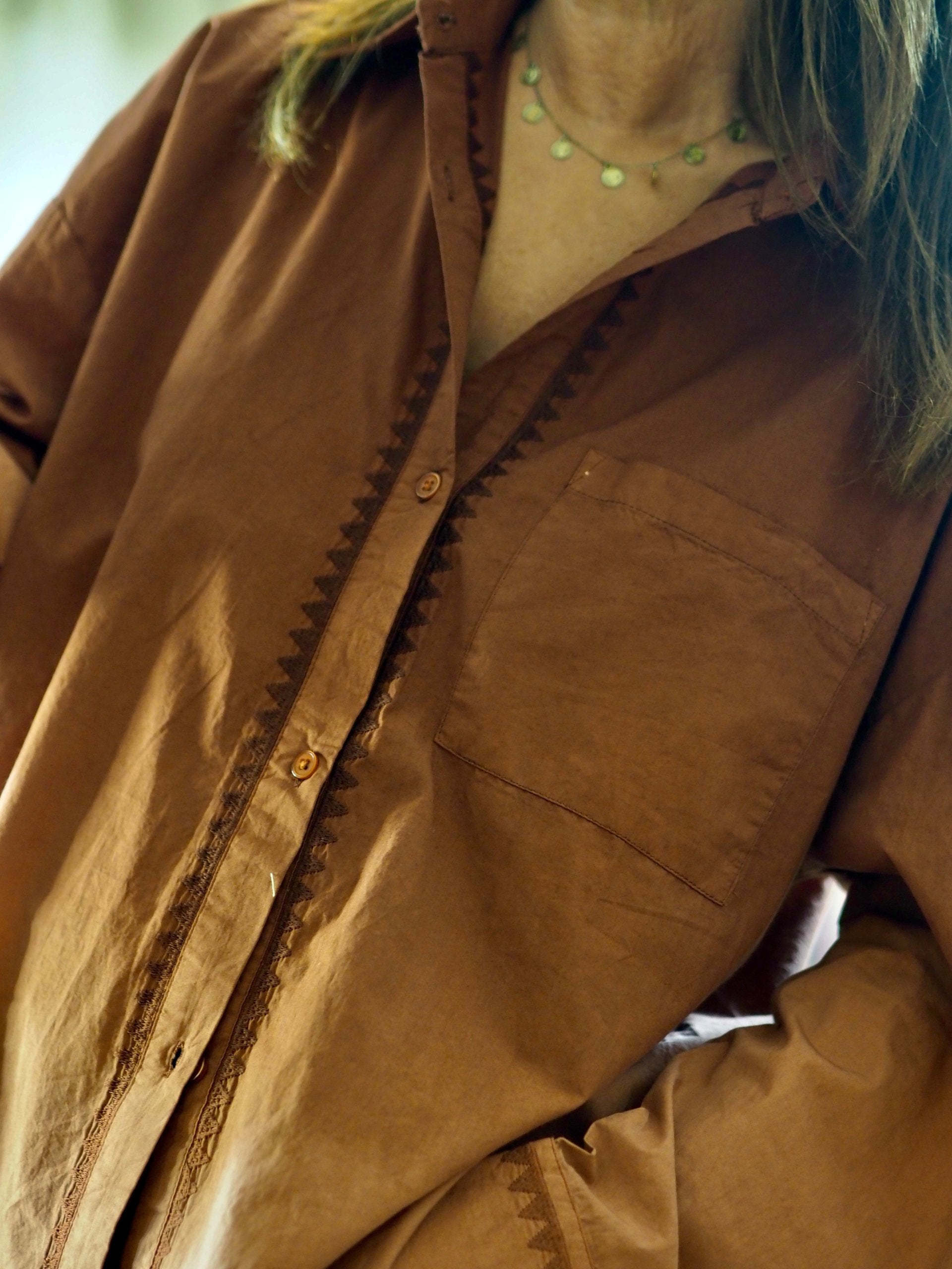 Chemise couleur rouille avec un effet délavé dans le bas et sur les manches. Avec broderies. Popeline de coton.

100% Coton.
Taille S/M du 36 au 40 et M/L du 40 au 44.
Tour de poitrine S/M : 126cm Tour de poitrine M/L : 132cm