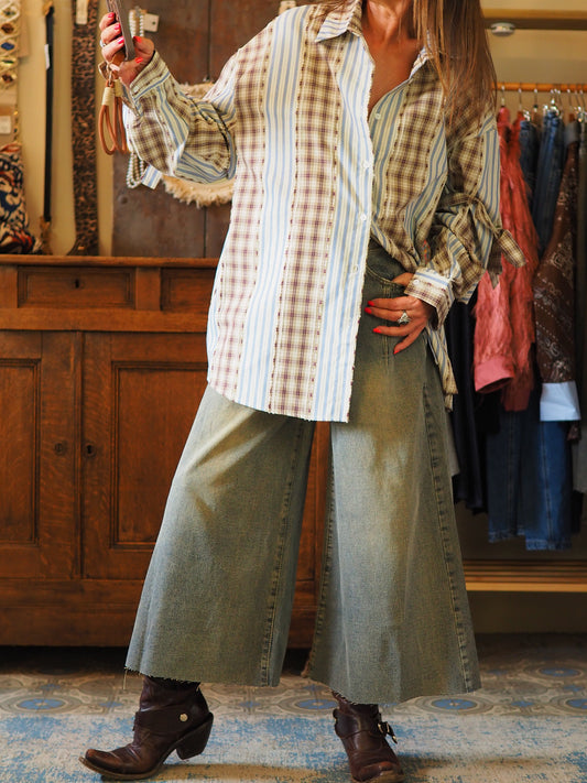 Chemise lignes et carreaux, marron et bleu. 

100% Coton.
Taille unique convient du 36 au 44.
Tour de poitrine 140cm Longueur dos 77cm.