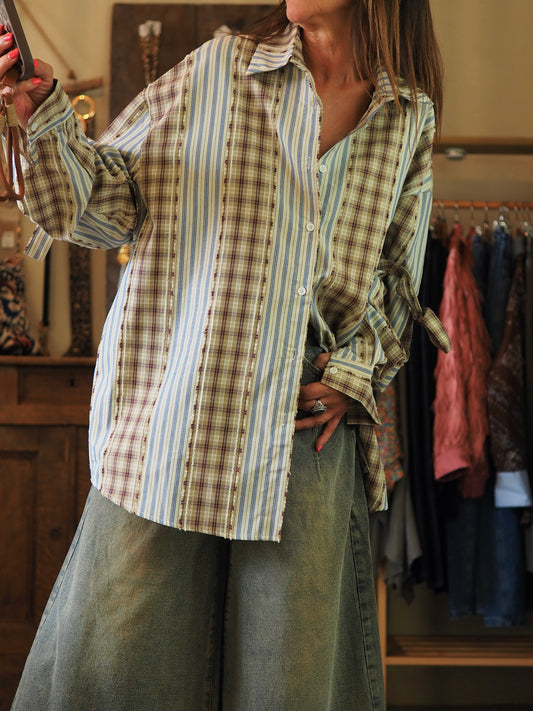 Chemise lignes et carreaux, marron et bleu. 

100% Coton.
Taille unique convient du 36 au 44.
Tour de poitrine 140cm Longueur dos 77cm.